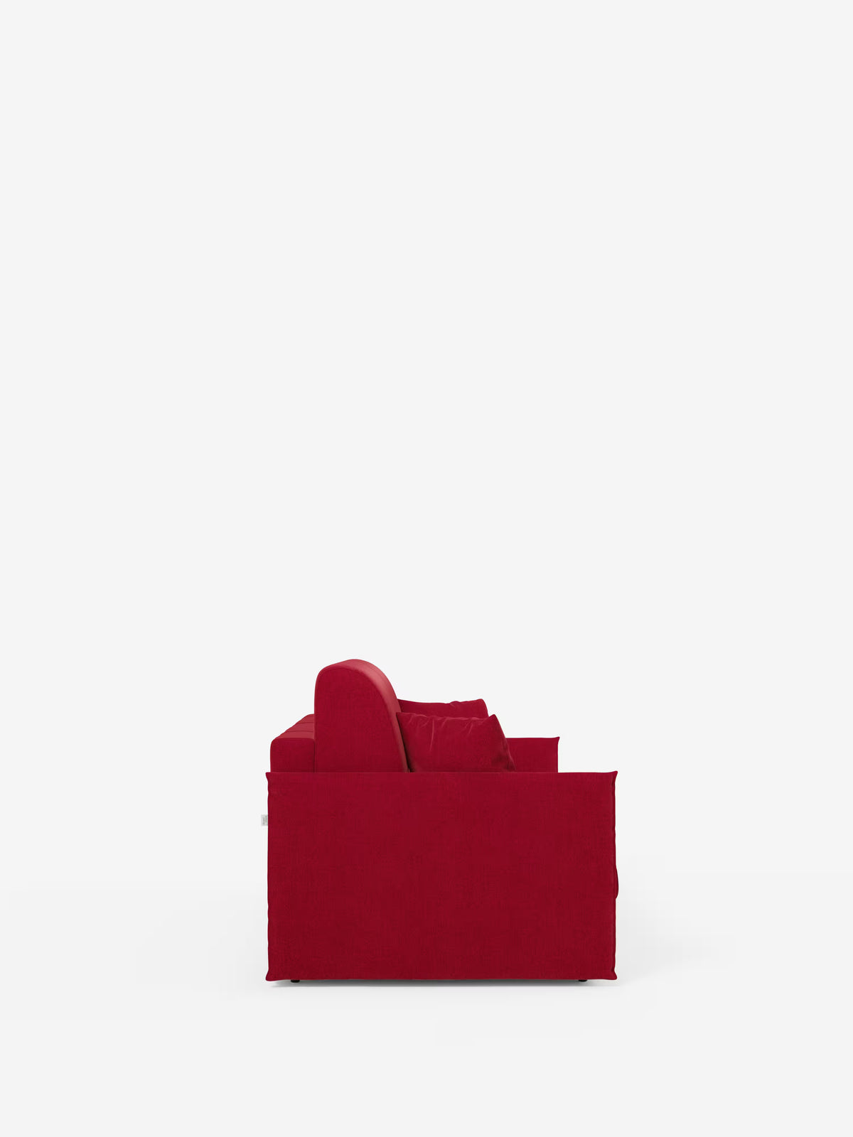 Vista laterale del divano letto matrimoniale sfoderabile Evans di Divani.Store, caratterizzato da un design moderno e compatto in tessuto T23 rosso antimacchia, ampi braccioli, morbidi cuscini e un vano porta-cuscini integrato. Su uno sfondo bianco a tinta unita, la composizione minimalista pone il divano al centro in senso orizzontale, con un ampio spazio negativo sopra e intorno ad esso.