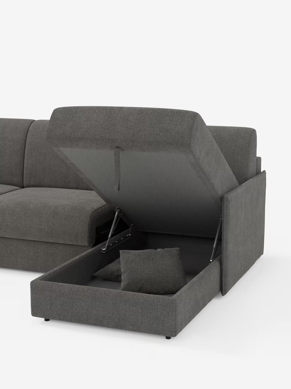 Il divano letto angolare con penisola contenitore Evans di Divani.Store è presentato nella versione grigio scuro, con chaise longue. La penisola contenitore a vista rivela un ampio vano portaoggetti nascosto, con due cuscini coordinati al suo interno. Questo divano moderno e compatto, rivestito in tessuto T23 resistente alle macchie, è esposto su uno sfondo bianco a tinta unita.