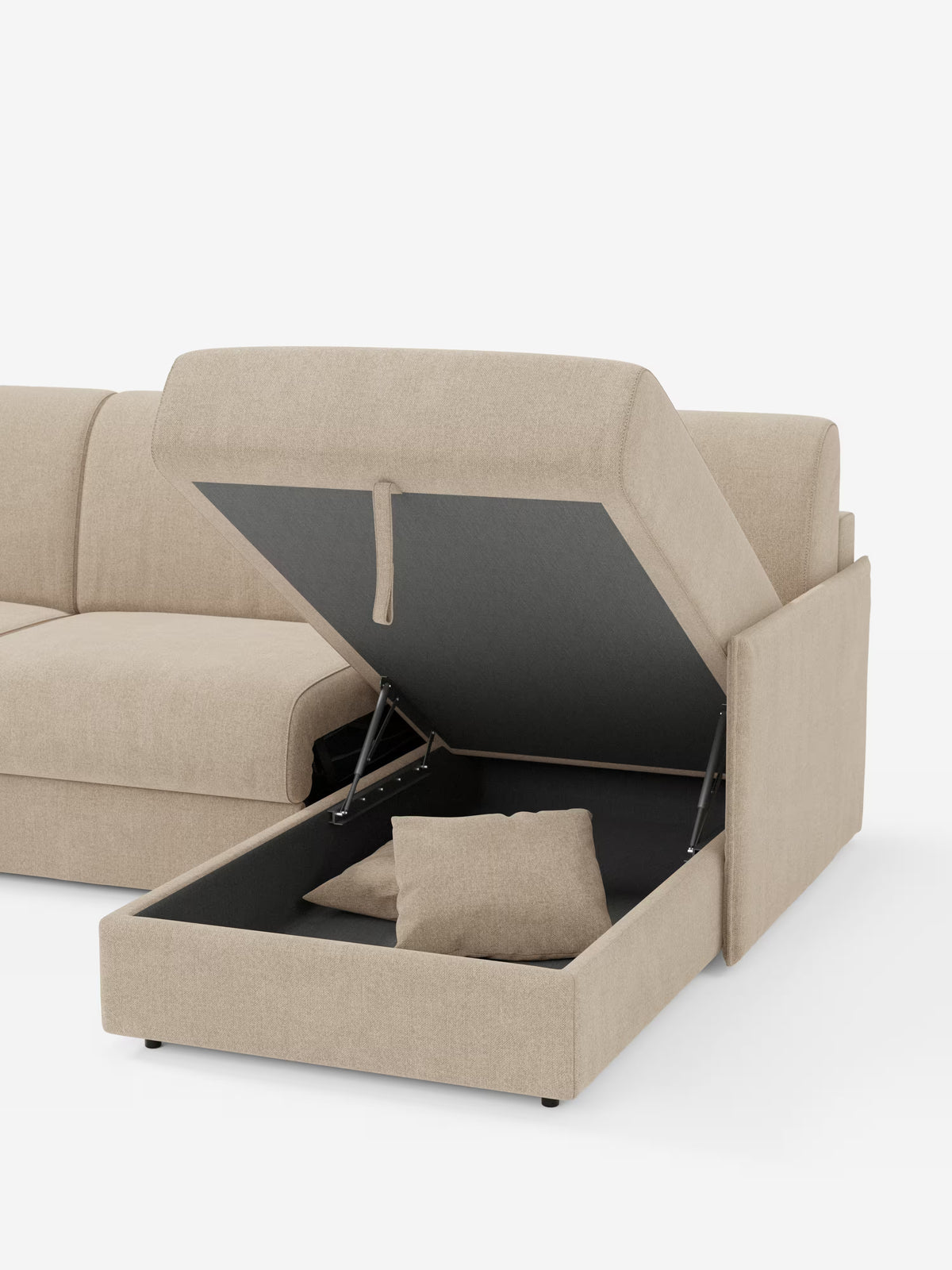 Un divano letto angolare con penisola contenitore Evans di Divani.Store è presentato in beige, con un vano portaoggetti a vista sotto una delle sedute. Il coperchio rialzato del vano rivela un interno nero e due cuscini beige abbinati riposti all’interno della penisola contenitore. Il divano presenta linee pulite e moderne ed è esposto su uno sfondo bianco a tinta unita.