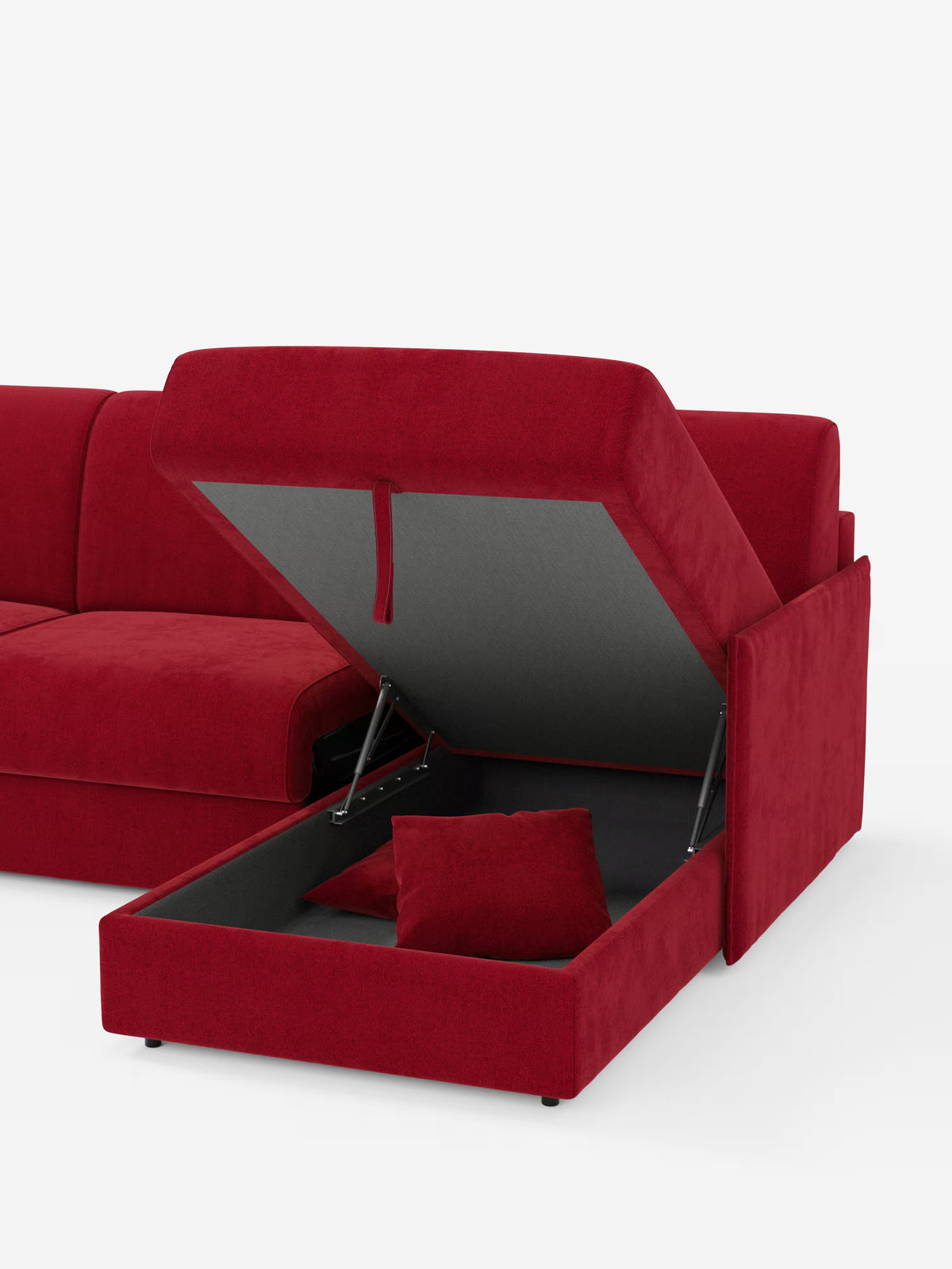 Il divano letto angolare con penisola contenitore Evans di Divani.Store presenta un design compatto in tessuto T23 rosso antimacchia. La sua chaise longue aperta rivela un vano contenitore nascosto che ospita un cuscino rosso abbinato. Le linee pulite del divano risaltano sullo sfondo bianco a tinta unita.