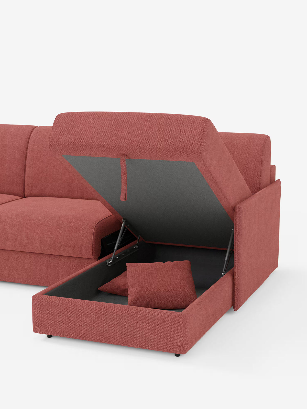 Il divano letto angolare con penisola contenitore Evans di Divani.Store è un divano angolare compatto, in rosso tenue, rivestito in tessuto T23 facile da pulire. Il design presenta una pratica chaise longue con contenitore — la “penisola contenitore” — raffigurata aperta per mostrare i cuscini coordinati al suo interno. Appoggiato su piccoli piedini scuri e incorniciato da uno sfondo bianco a tinta unita, questo versatile complemento d’arredo unisce stile e funzionalità.