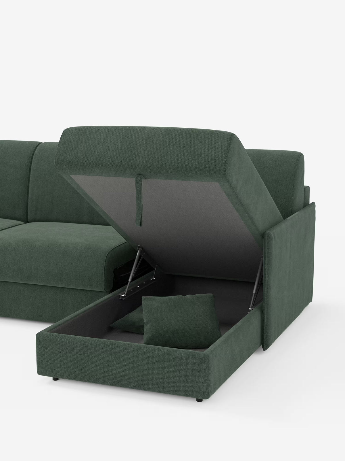 Viene mostrato un “Divano letto angolare con penisola contenitore Evans” di Divani.Store, di colore verde, con il cuscino della seduta sollevato per rivelare un ampio vano contenitore nella chaise longue (penisola), che contiene un cuscino verde abbinato. Il divano compatto, rivestito in tessuto T23 facile da pulire, è posizionato su uno sfondo bianco a tinta unita.