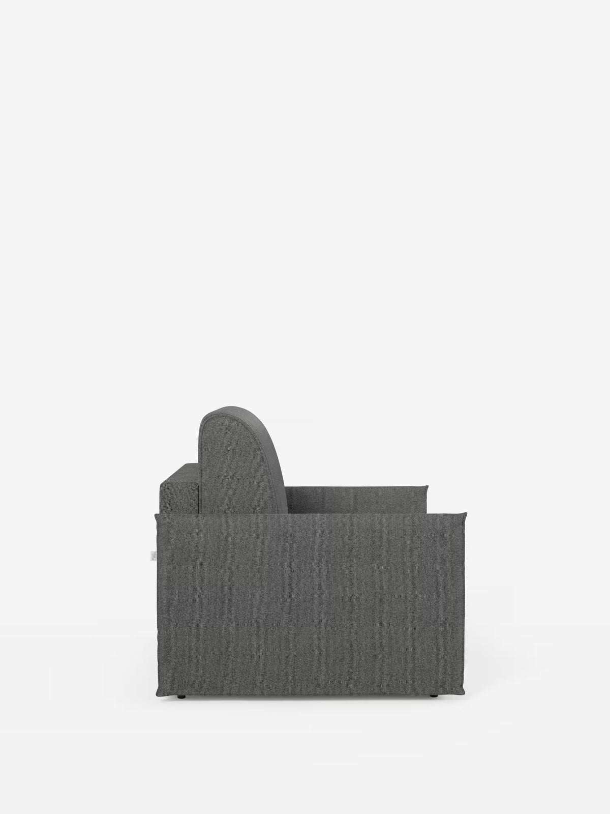Vista laterale della poltrona letto compatta Evans con materasso di Divani.Store, rivestita in tessuto T23 grigio scuro antimacchia e immortalata su uno sfondo bianco a tinta unita. Questa poltrona moderna presenta braccioli dritti, una silhouette squadrata e uno schienale leggermente ricurvo. Con il suo design minimalista e le gambe nascoste, questa soluzione salvaspazio sfoderabile è ideale per qualsiasi interno contemporaneo.
