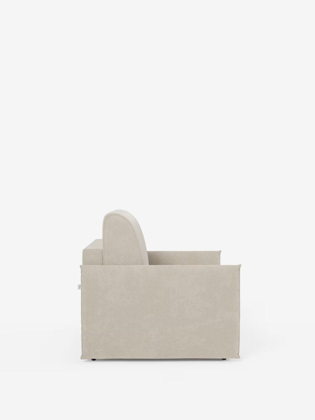 Vista laterale della poltrona letto compatta Evans con materasso di Divani.Store, rivestita in tessuto T23 sfoderabile e antimacchia color beige, su sfondo bianco. È caratterizzata da un unico bracciolo, una seduta rettangolare e uno schienale leggermente arrotondato. Il design minimalista mette in risalto linee pulite, senza gambe a vista né elementi decorativi, rendendola una soluzione salvaspazio ideale per gli interni contemporanei.