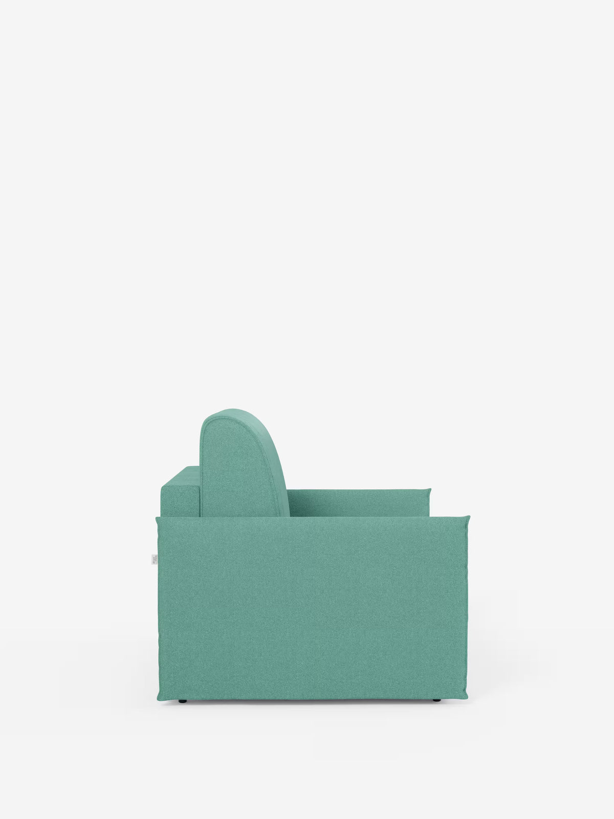 Una vista laterale della poltrona letto compatta Evans con materasso di Divani.Store, rivestita in verde acqua, è inquadrata su uno sfondo bianco a tinta unita. Caratterizzata da braccioli e schienale leggermente arrotondati, questa poltrona moderna presenta una silhouette semplice e squadrata, senza gambe a vista, che la rende una poltrona letto salvaspazio ideale per gli spazi abitativi compatti. Il rivestimento è sfoderabile e realizzato in tessuto T23 facile da pulire.