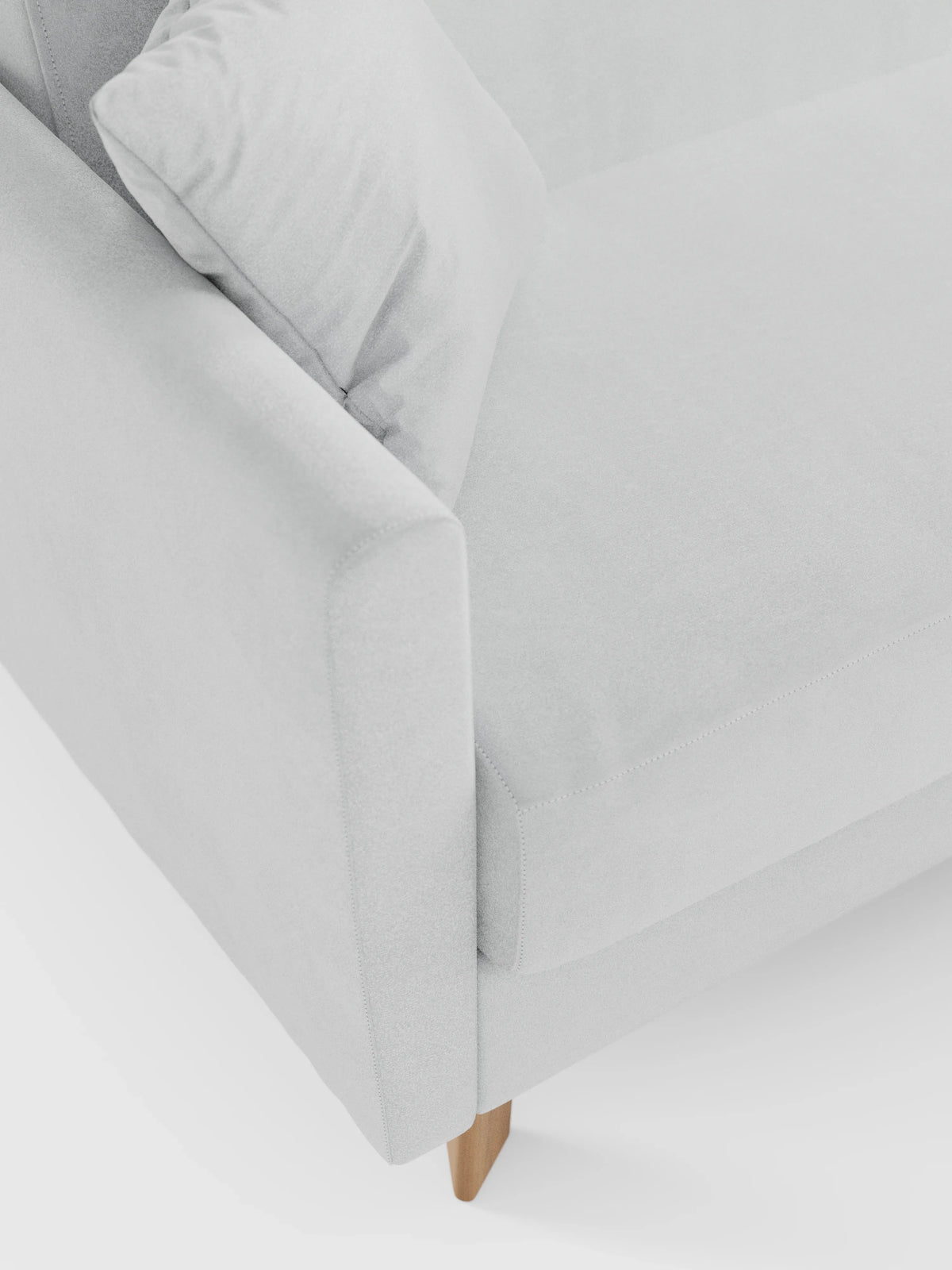 Primo piano del divano letto Francy con poggiatesta regolabili di Divani.Store, qui presentato in elegante tessuto T30 grigio chiaro resistente alle macchie. Questo divano a 2 posti è caratterizzato da un morbido cuscino di seduta, un cuscino coordinato e gambe affusolate in legno. L’immagine mette in risalto il rivestimento sfoderabile al 100%, le linee pulite e il design moderno e minimalista: perfetto come divano a 2 posti pratico ed elegante.