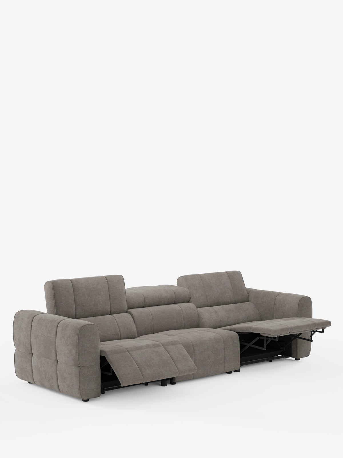 Un divano modulare Giotto color marrone chiaro a 4 posti con poggiatesta reclinabili e funzione relax elettrica opzionale, rivestito in tessuto smacchiabile T23, con poggiatesta regolabili e due poggiapiedi che si estendono in posizione reclinata, su uno sfondo bianco a tinta unita.