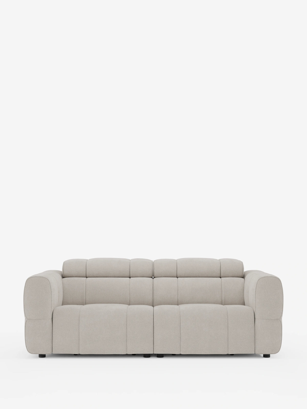Un divano modulare Giotto a 3 posti color beige chiaro, con poggiatesta reclinabili e funzione relax elettrica opzionale, rivestito in tessuto smacchiabile T23, è raffigurato su uno sfondo bianco; presenta uno schienale trapuntato, poggiatesta regolabili e braccioli bassi e arrotondati.