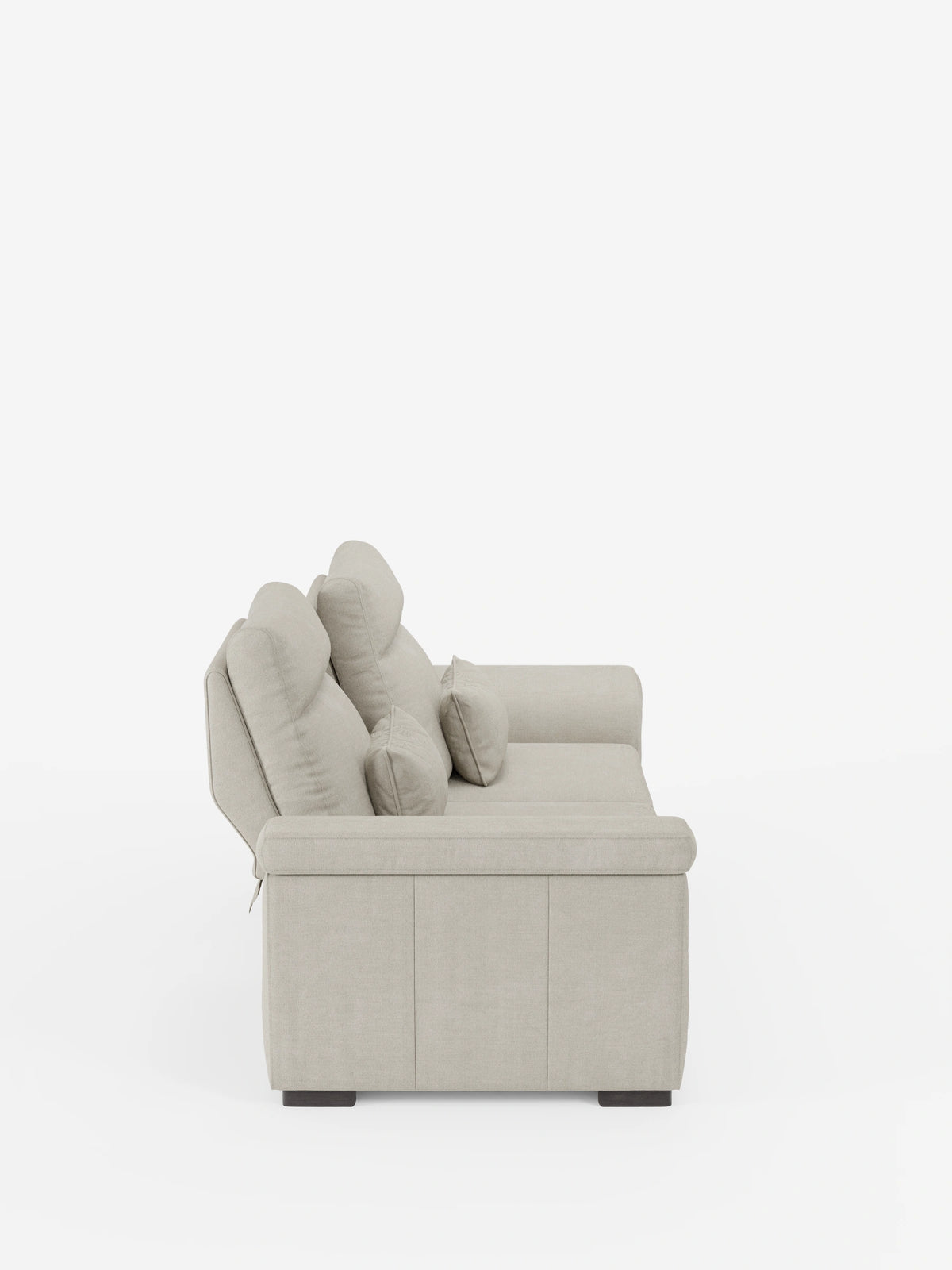 Vista laterale del divano Ischia a 3 posti con pouf estraibile e schienali scorrevoli, rivestito in tessuto misto lino smacchiabile color beige chiaro, caratterizzato da una trama intrecciata, piedini bassi in legno scuro e due cuscini coordinati.