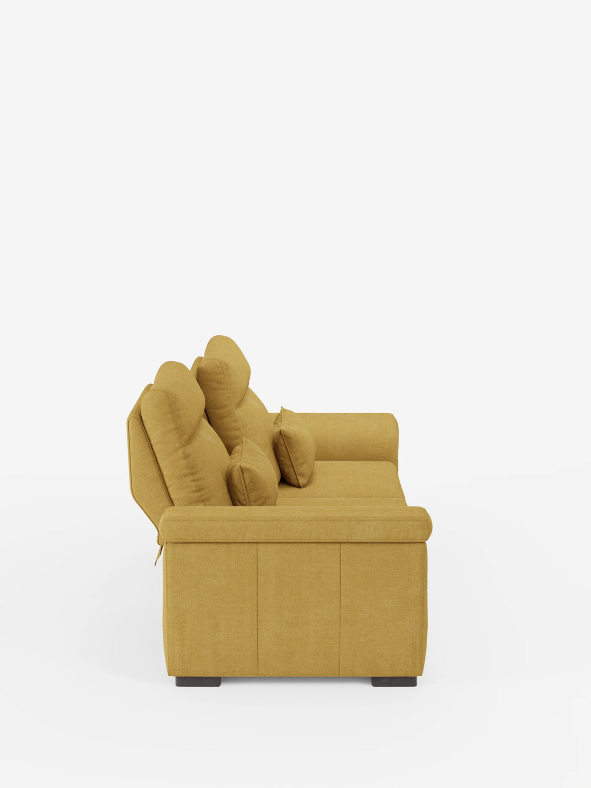 Vista laterale di un divano Ischia a 3 posti con pouf estraibile e schienali scorrevoli in tessuto misto lino lavabile, un divano color giallo senape tenue con cuscini spessi, due cuscini decorativi e schienali regolabili su uno sfondo bianco.
