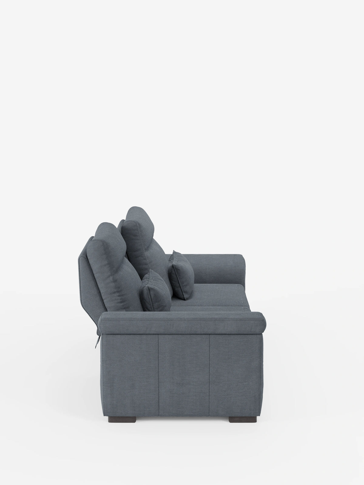 Vista laterale di un divano Ischia a 3 posti color grigio ardesia, con pouf estraibile e schienali scorrevoli in tessuto misto lino lavabile, caratterizzato da due schienali verticali e cuscini cilindrici coordinati su sfondo bianco.