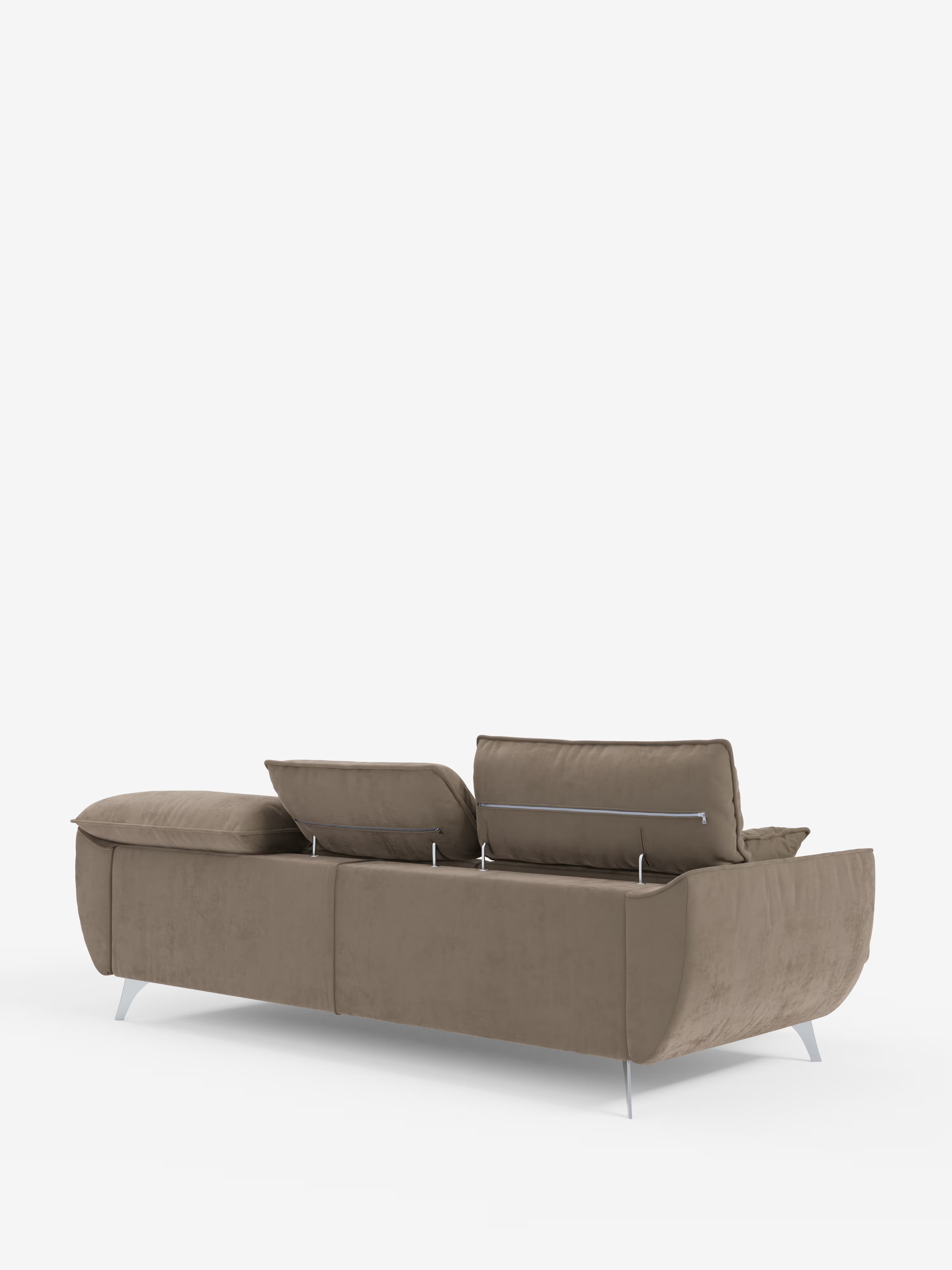 Il divano Michelangelo 4 Posti di Divani.Store, un divano moderno rivestito in elegante velluto T30 resistente alle macchie, è esposto su uno sfondo bianco a tinta unita. Questo divano marrone è dotato di tre sedute estensibili, due poggiatesta reclinabili e raffinate gambe in metallo. Le sue linee morbide e pulite e il design minimalista sono valorizzati dalle sedute regolabili che garantiscono un comfort ancora maggiore.