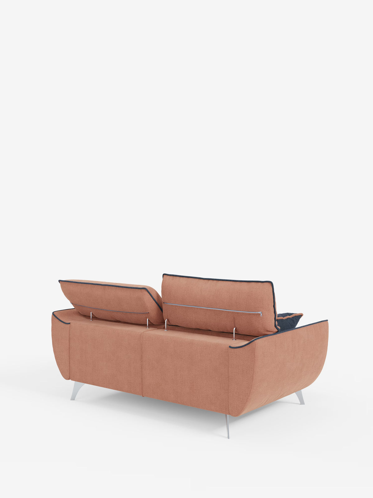 Vi presentiamo il divano Michelangelo a 2 e 3 posti con sedute allungabili e poggiatesta reclinabili di Divani.Store. Questo divano contemporaneo, realizzato in tessuto T23 resistente alle macchie, presenta un design bicolore con rivestimento color terracotta ed eleganti dettagli blu navy che diventano visibili quando i poggiatesta regolabili vengono parzialmente sollevati, creando un suggestivo contrasto visivo. Le sue sottili gambe argentate completano l’estetica moderna, mentre le sedute allungabili