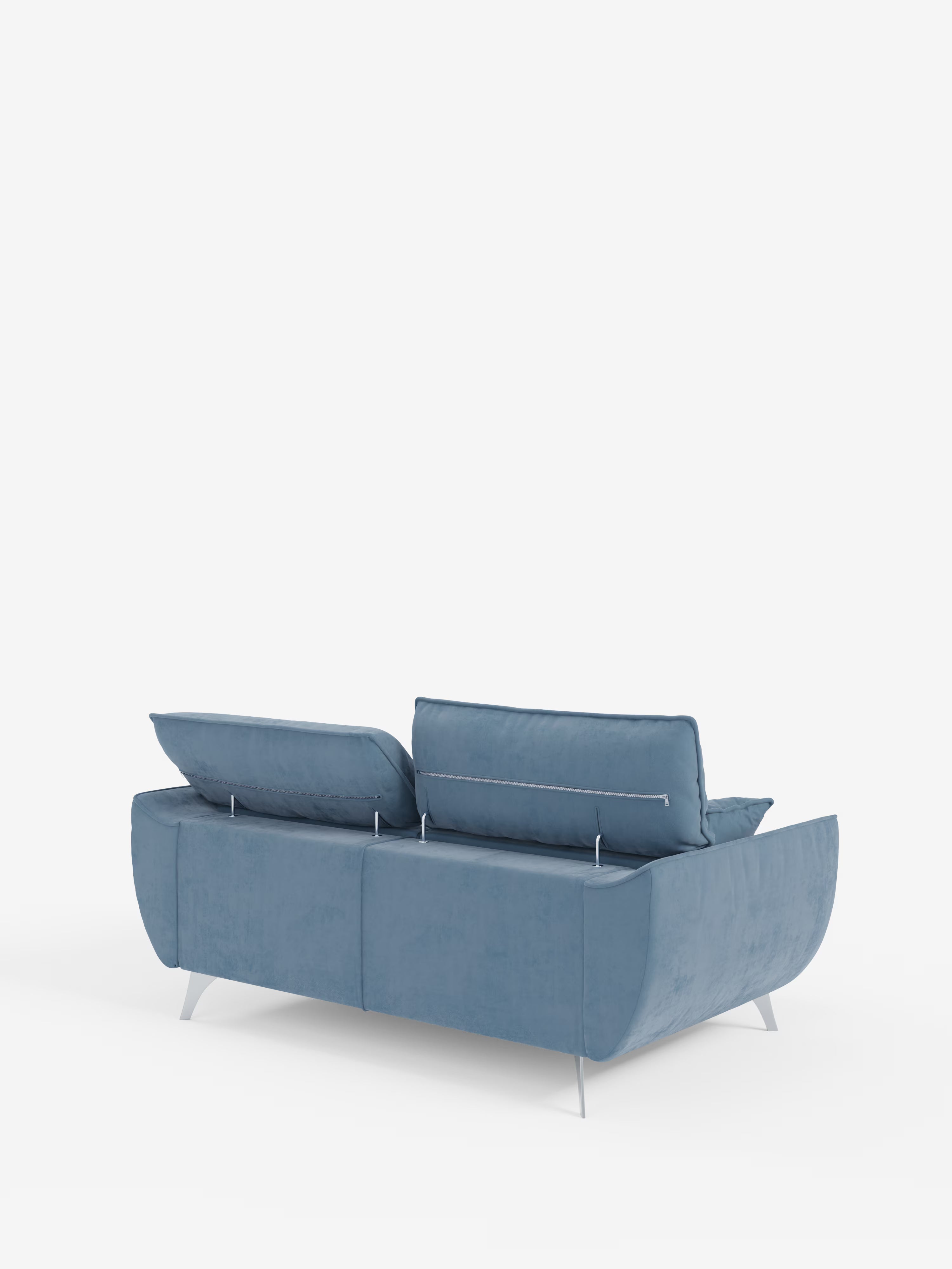Il divano Michelangelo a 2 e 3 posti di Divani.Store è raffigurato di retro su uno sfondo bianco. Rivestito in tessuto blu smacchiabile T30, questo divano moderno è dotato di sedute allungabili e poggiatesta reclinabili per un comfort personalizzabile. Le eleganti gambe in metallo e il design curvo dei braccioli su entrambi i lati ne esaltano il fascino contemporaneo e raffinato.