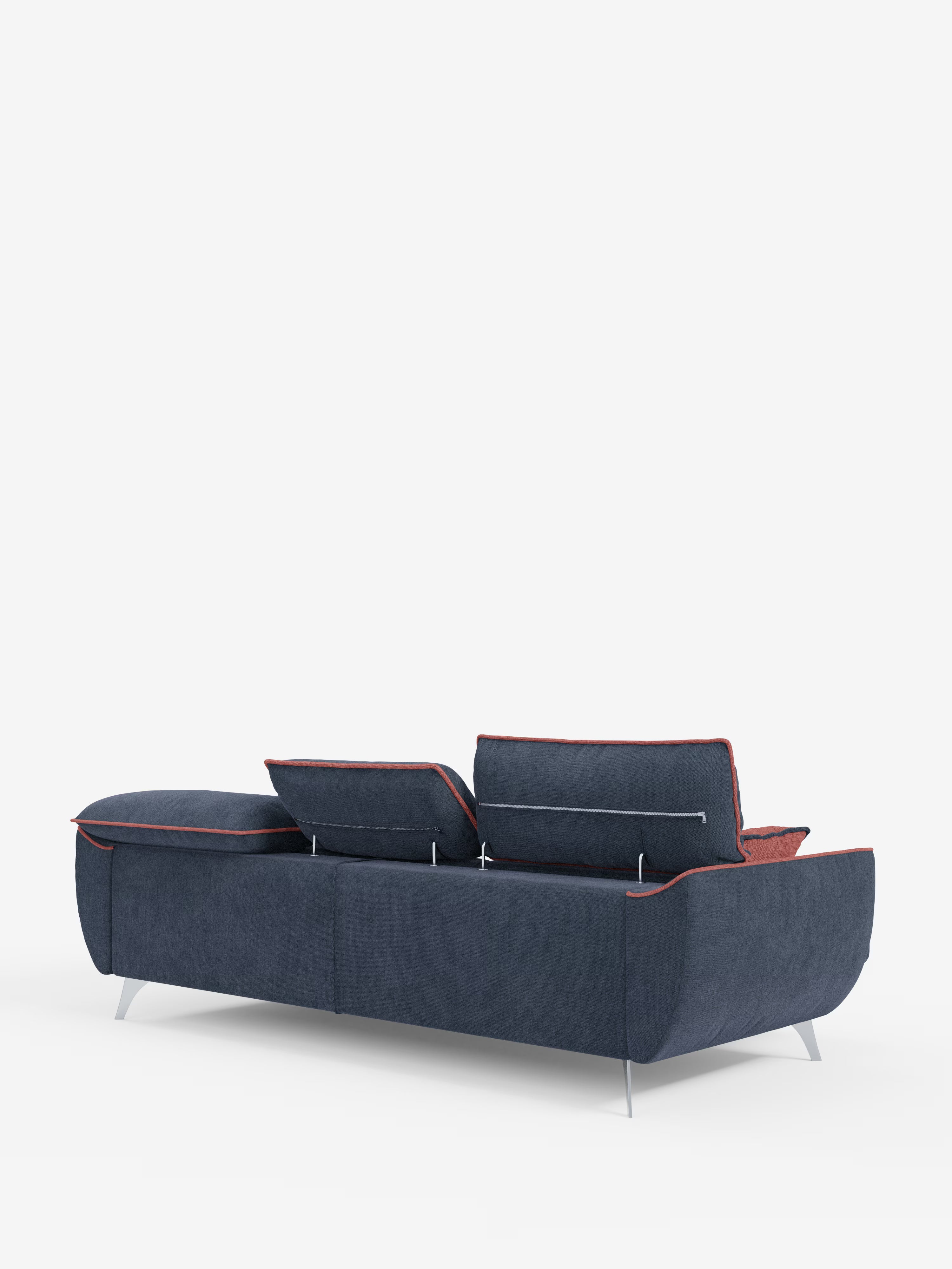 Vi presentiamo il divano angolare bicolore Michelangelo con penisola e sedute estensibili di Divani.Store: un divano angolare elegante e contemporaneo, in un moderno blu scuro con accattivanti bordature rosse, gambe angolari in metallo e poggiatesta reclinabili regolabili in tessuto T23 lavabile. Raffigurato nella vista posteriore sinistra su uno sfondo bianco a tinta unita, i suoi morbidi bordi arrotondati ne sottolineano il design elegante e versatile.
