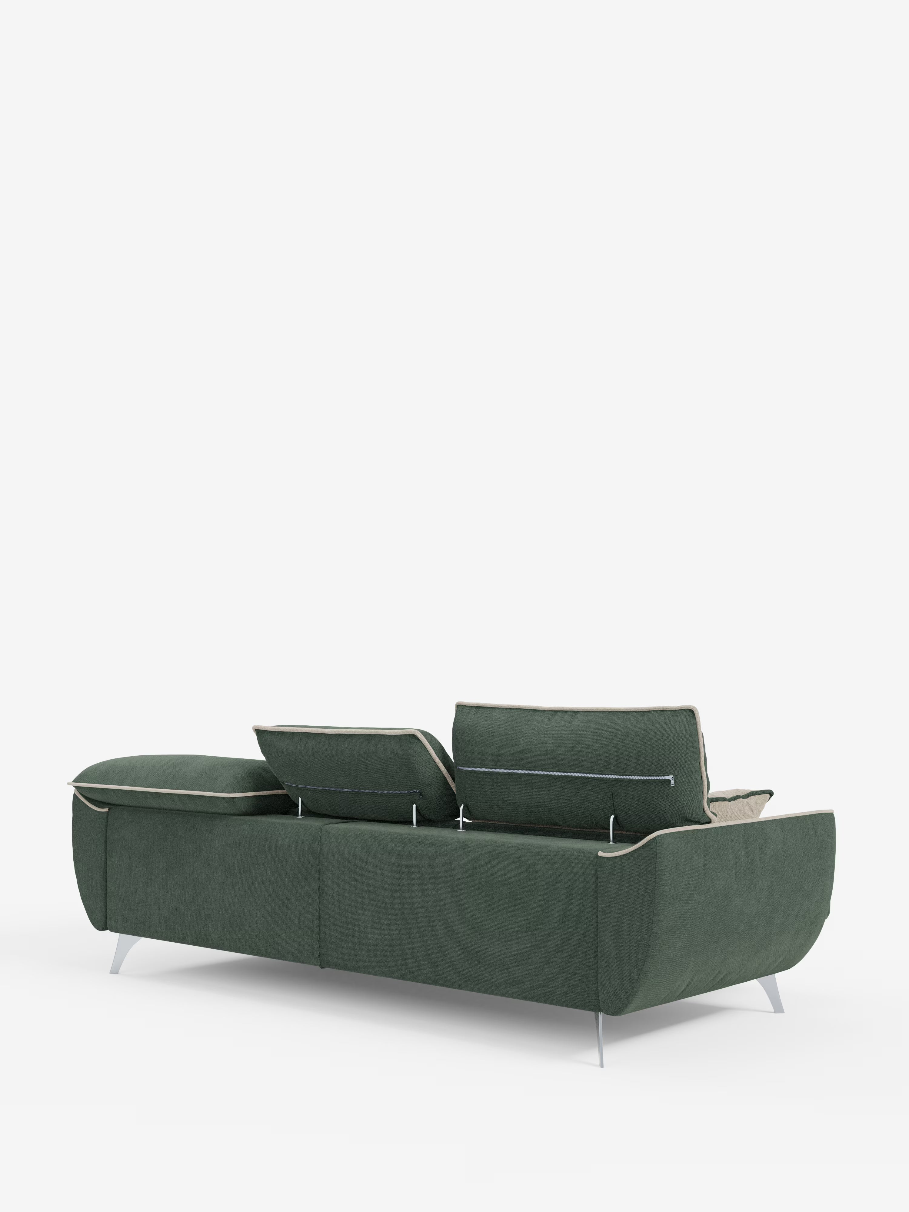 Il divano angolare bicolore Michelangelo con penisola e sedute estensibili di Divani.Store, dotato di poggiatesta reclinabili in tessuto smacchiabile T23 e bordature di colore chiaro, poggia su eleganti gambe argentate su uno sfondo bianco a tinta unita.
