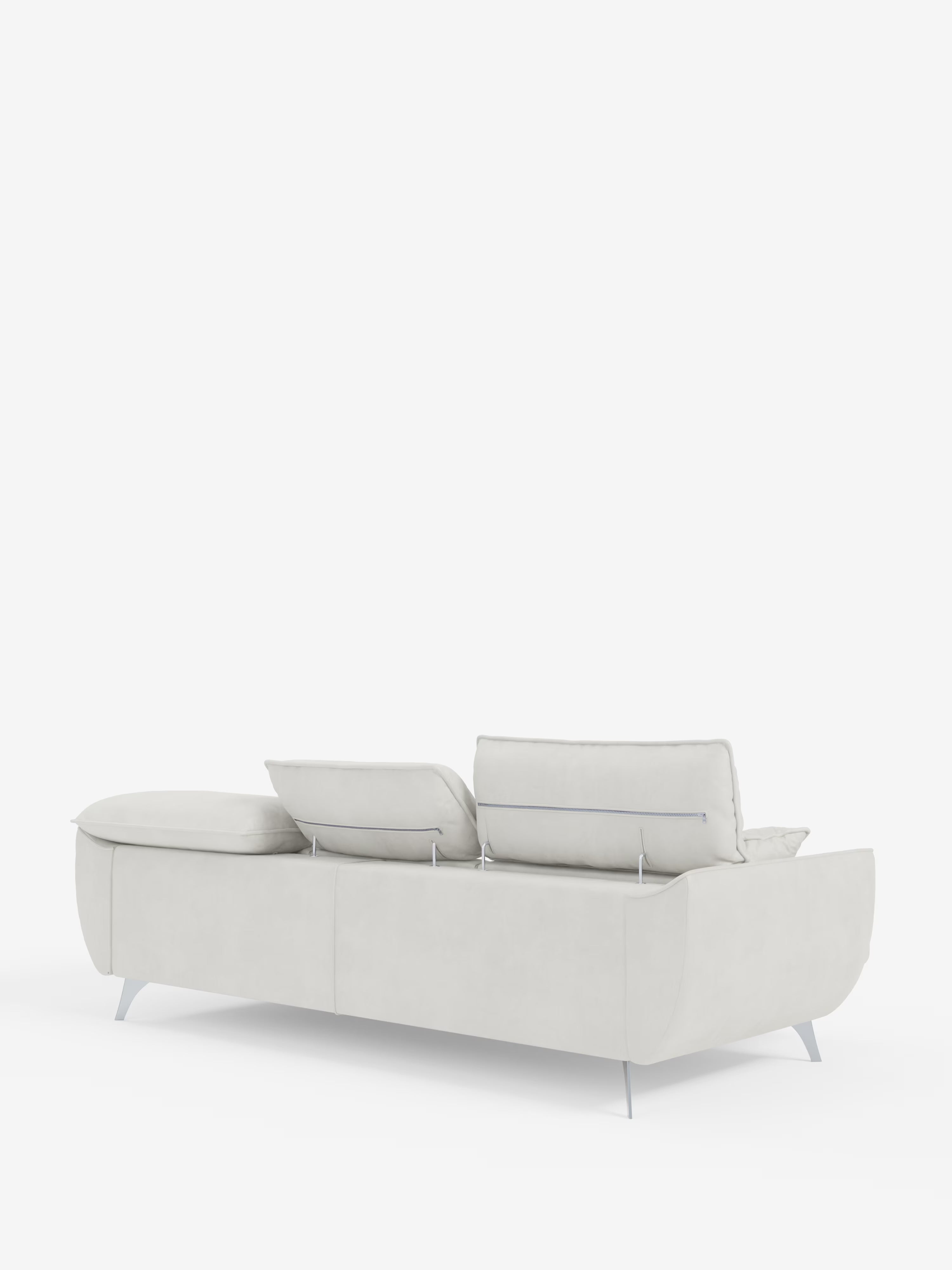 Il divano angolare contemporaneo bianco “Michelangelo” con penisola e sedute estensibili di Divani.Store, visto dal lato posteriore sinistro, presenta sottili gambe in metallo e tre poggiatesta reclinabili. Rivestito con l'elegante tessuto T30 effetto vellutino, resistente alle macchie, questo divano componibile offre morbidi cuscini che garantiscono un comfort eccezionale e uno stile raffinato. Sullo sfondo bianco a tinta unita, le linee pulite e il design minimalista risaltano particolarmente.
