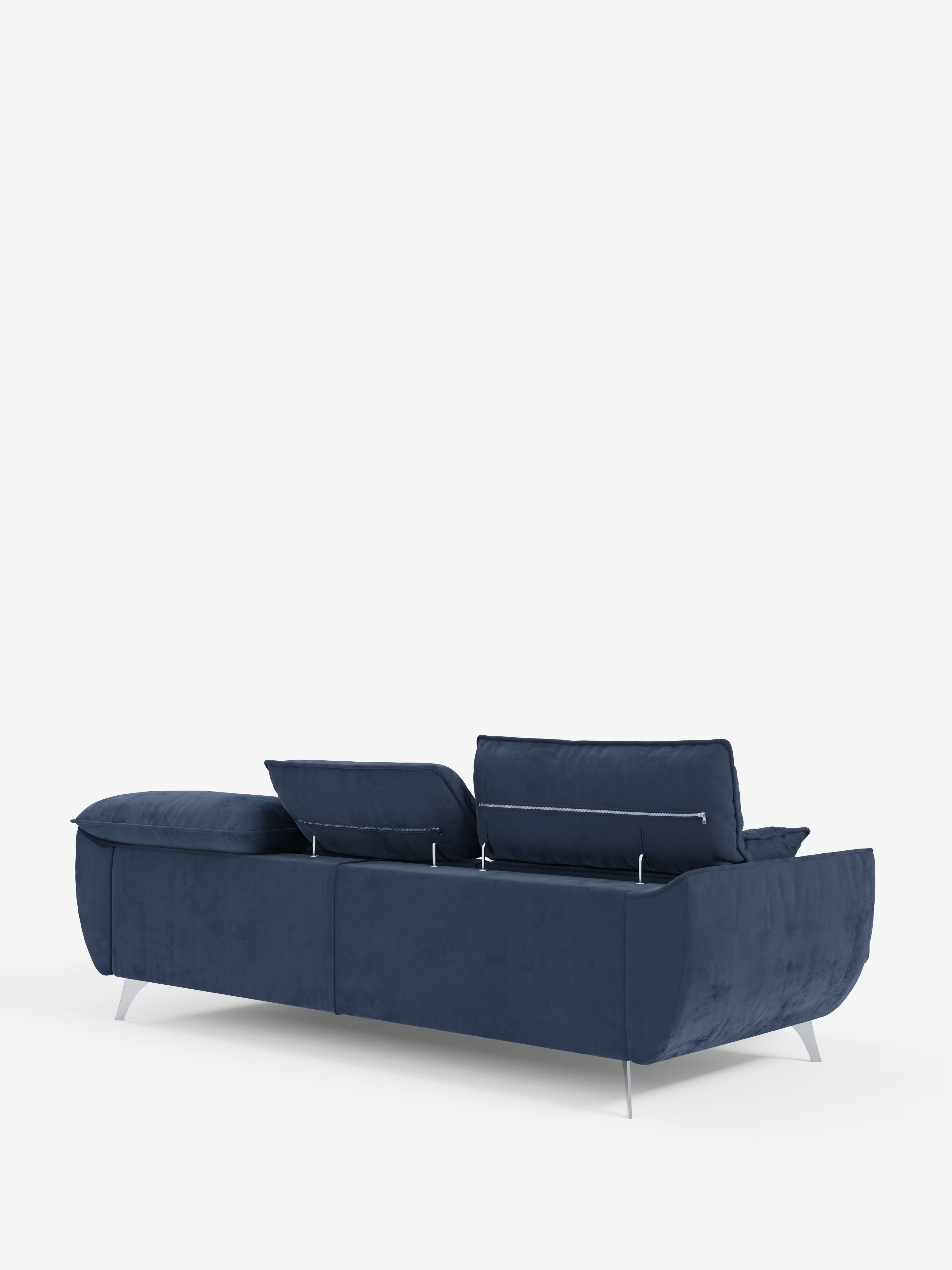 Il divano angolare con penisola e sedute estensibili Michelangelo di Divani.Store è un divano contemporaneo blu navy realizzato in un raffinato tessuto effetto velluto resistente alle macchie (T30), visto dal retro. È dotato di due poggiatesta reclinabili, sedute estensibili per un maggiore comfort e flessibilità, gambe angolate color argento e un’estetica minimalista che risalta sullo sfondo bianco a tinta unita.