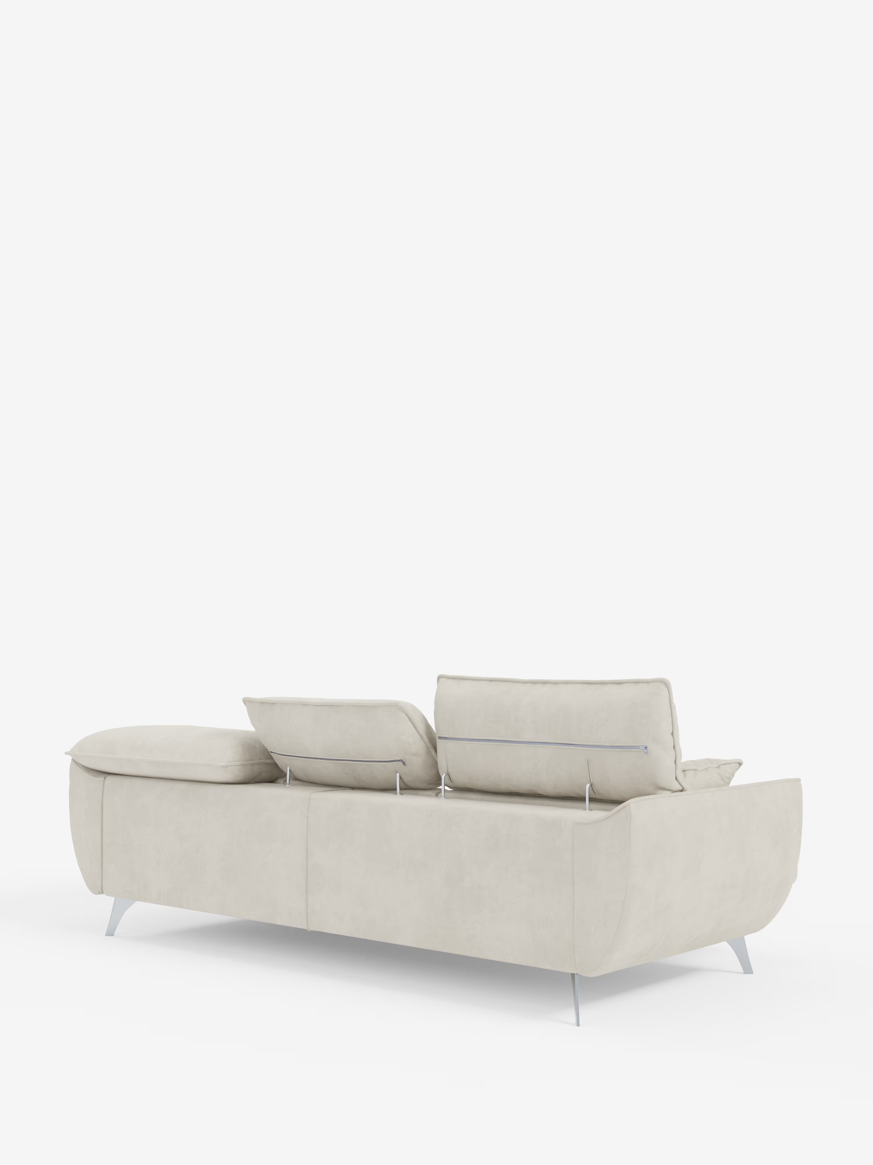 Il divano angolare con penisola e sedute estensibili “Michelangelo” di Divani.Store è un divano componibile moderno, di colore beige chiaro, realizzato in raffinato tessuto smacchiabile effetto vellutino T30. È dotato di tre poggiatesta reclinabili, gambe sottili in metallo e un design elegante e minimalista. Ripreso da una prospettiva posteriore su uno sfondo bianco a tinta unita, questo divano offre sedute estensibili per un comfort personalizzabile.