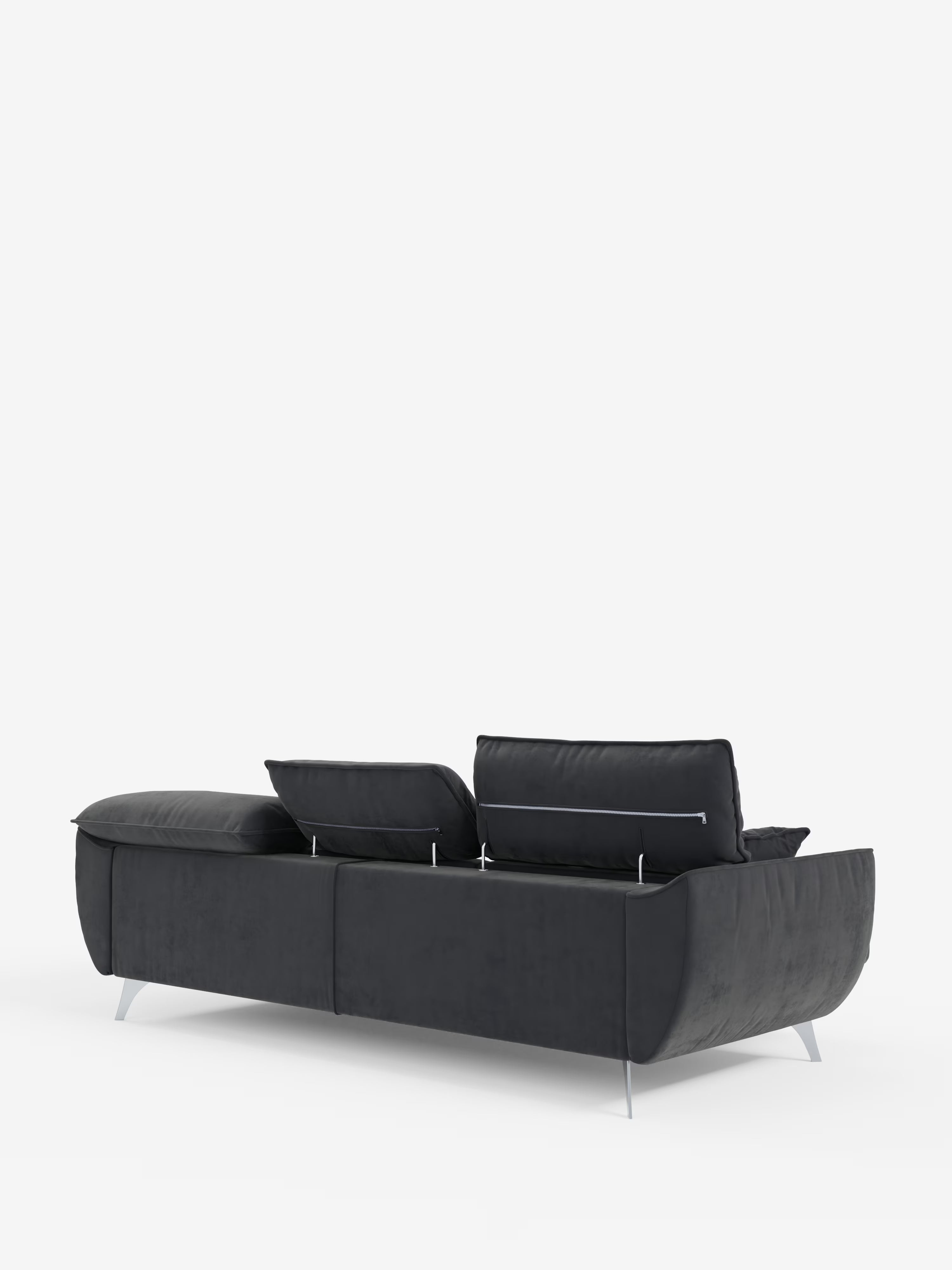 Il divano angolare con penisola e sedute estensibili “Michelangelo” di Divani.Store è un divano moderno di colore nero, rivestito in raffinato tessuto T30 effetto vellutino, resistente alle macchie. Dotato di due schienali regolabili (sedute estensibili), poggiatesta reclinabili ed eleganti gambe in metallo angolate, questo divano personalizzabile offre stile e versatilità. Il divano è ripreso da dietro su uno sfondo bianco a tinta unita.