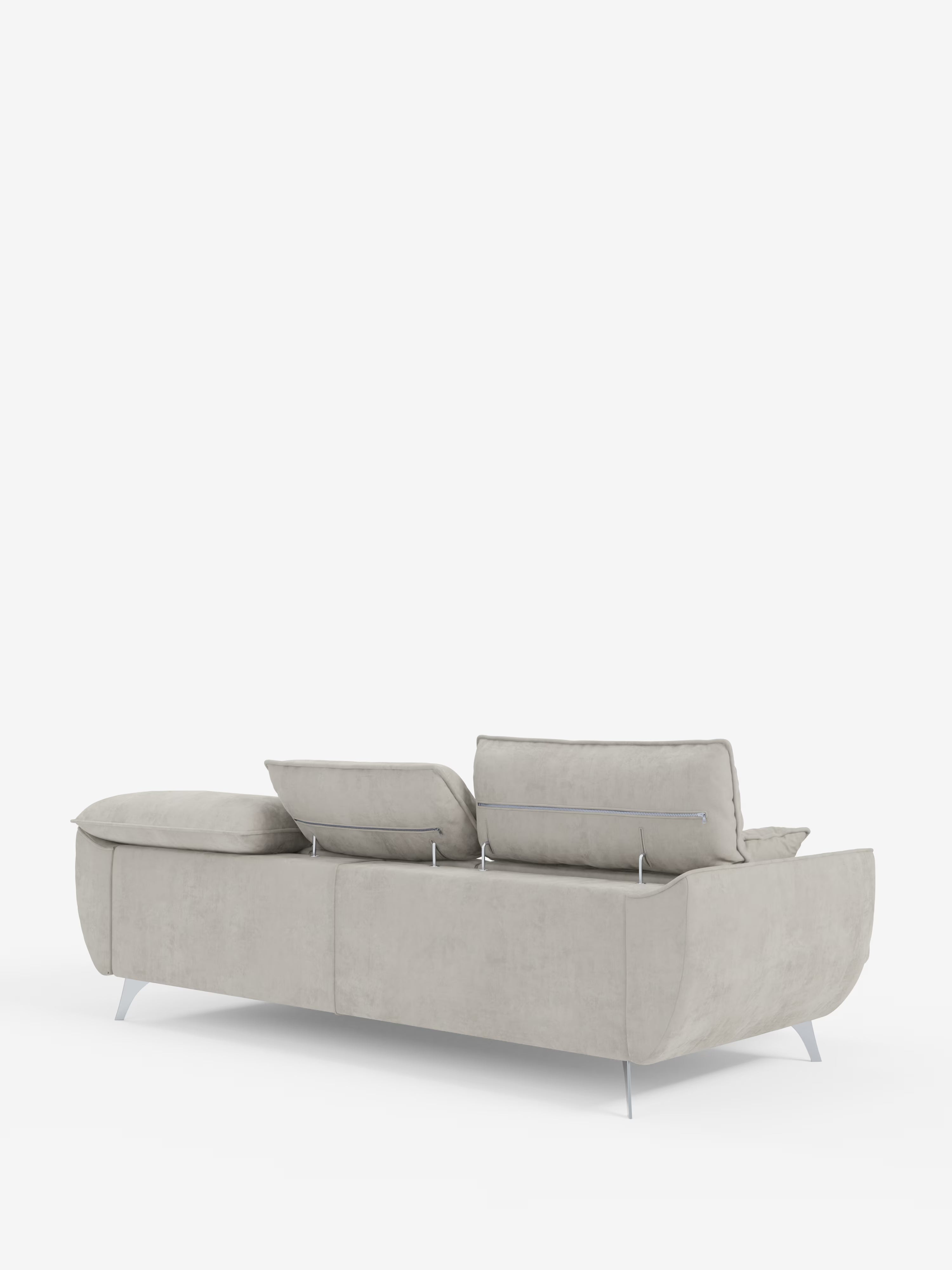 Il divano angolare con penisola e sedute estensibili “Michelangelo” di Divani.Store è esposto su uno sfondo bianco a tinta unita. Rivestito con un elegante tessuto effetto velluto T30 resistente alle macchie, questo divano contemporaneo è dotato di tre poggiatesta reclinabili e sedute estensibili. Il morbido rivestimento grigio chiaro e le slanciate gambe in metallo ne esaltano il design minimalista e moderno.