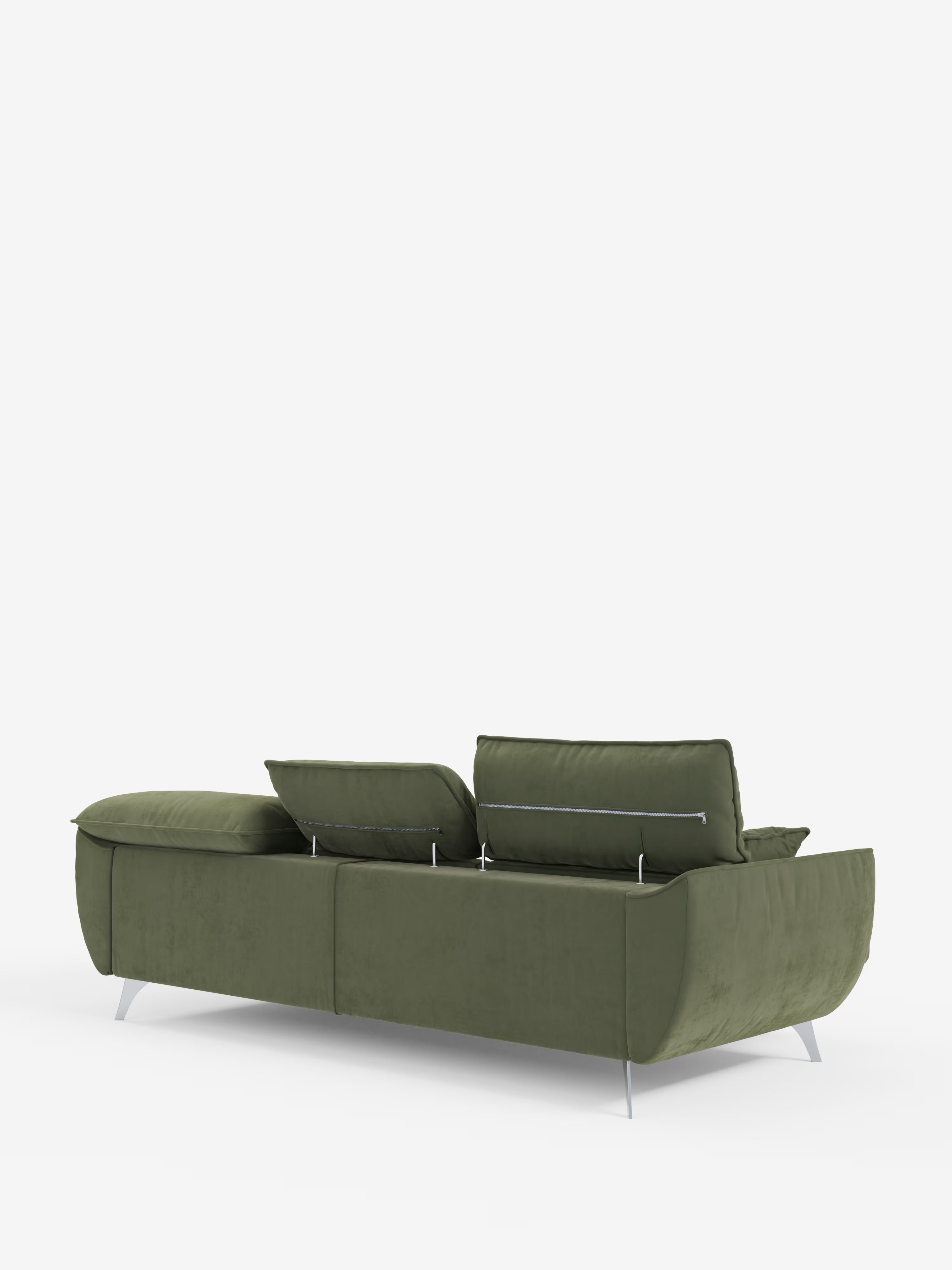Il divano angolare con penisola e sedute estensibili Michelangelo di Divani.Store è un divano componibile contemporaneo color verde oliva, dotato di tre poggiatesta reclinabili, eleganti gambe angolate color argento, rivestimento in tessuto T30 effetto velluto liscio e resistente alle macchie e fianchi delicatamente curvi — presentato su uno sfondo bianco a tinta unita per un look raffinato e il massimo comfort.