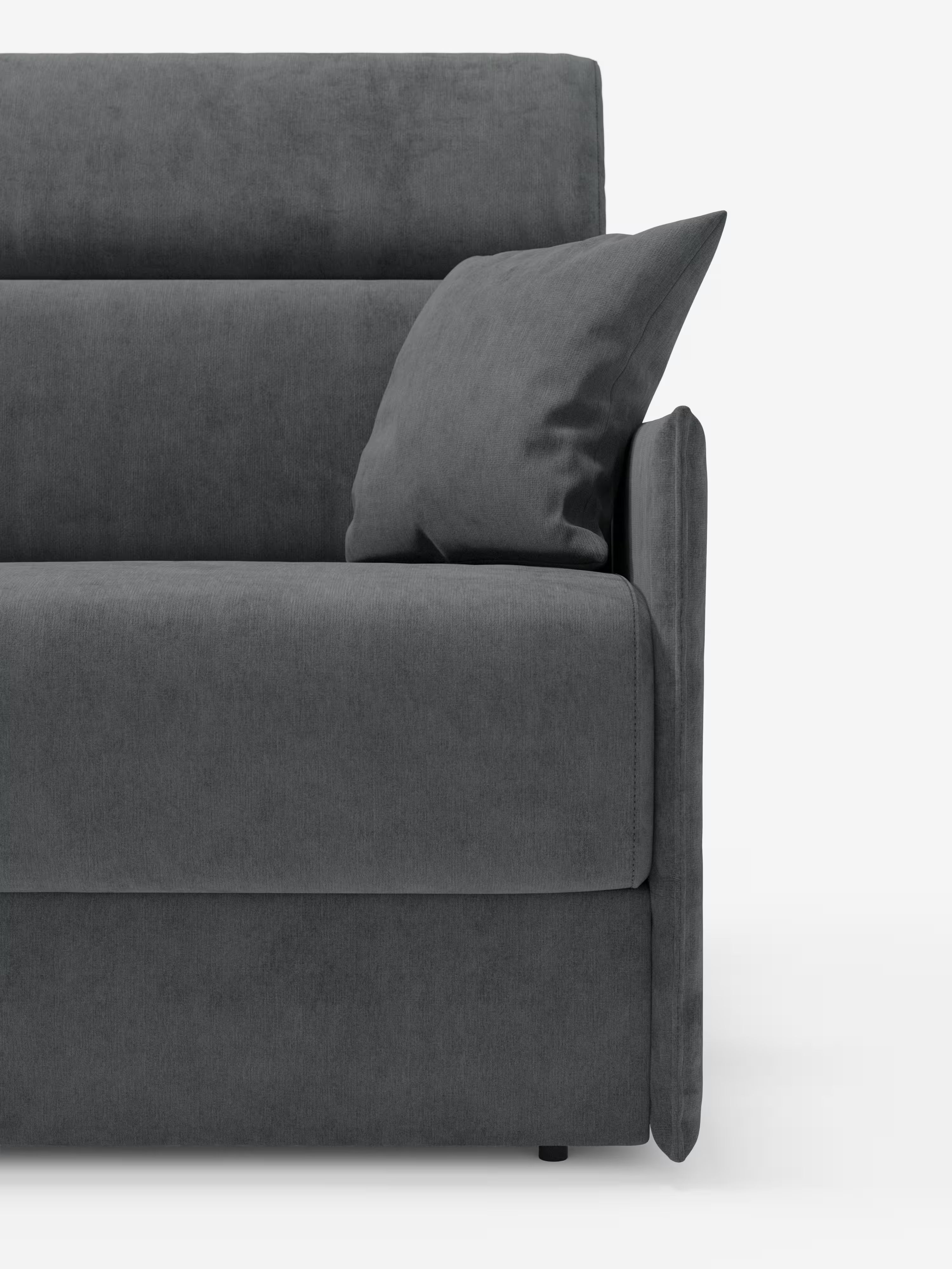 Un primo piano del lato sinistro del divano letto Miryam con poggiatesta reclinabili e comfort maxi di Divani.Store, rivestito in tessuto T31 grigio scuro, morbido e resistente alle macchie. Caratterizzato da un design contemporaneo minimalista, su uno sfondo bianco a tinta unita sono visibili solo la seduta sinistra, il bracciolo con un cuscino angolare abbinato e parte dello schienale.