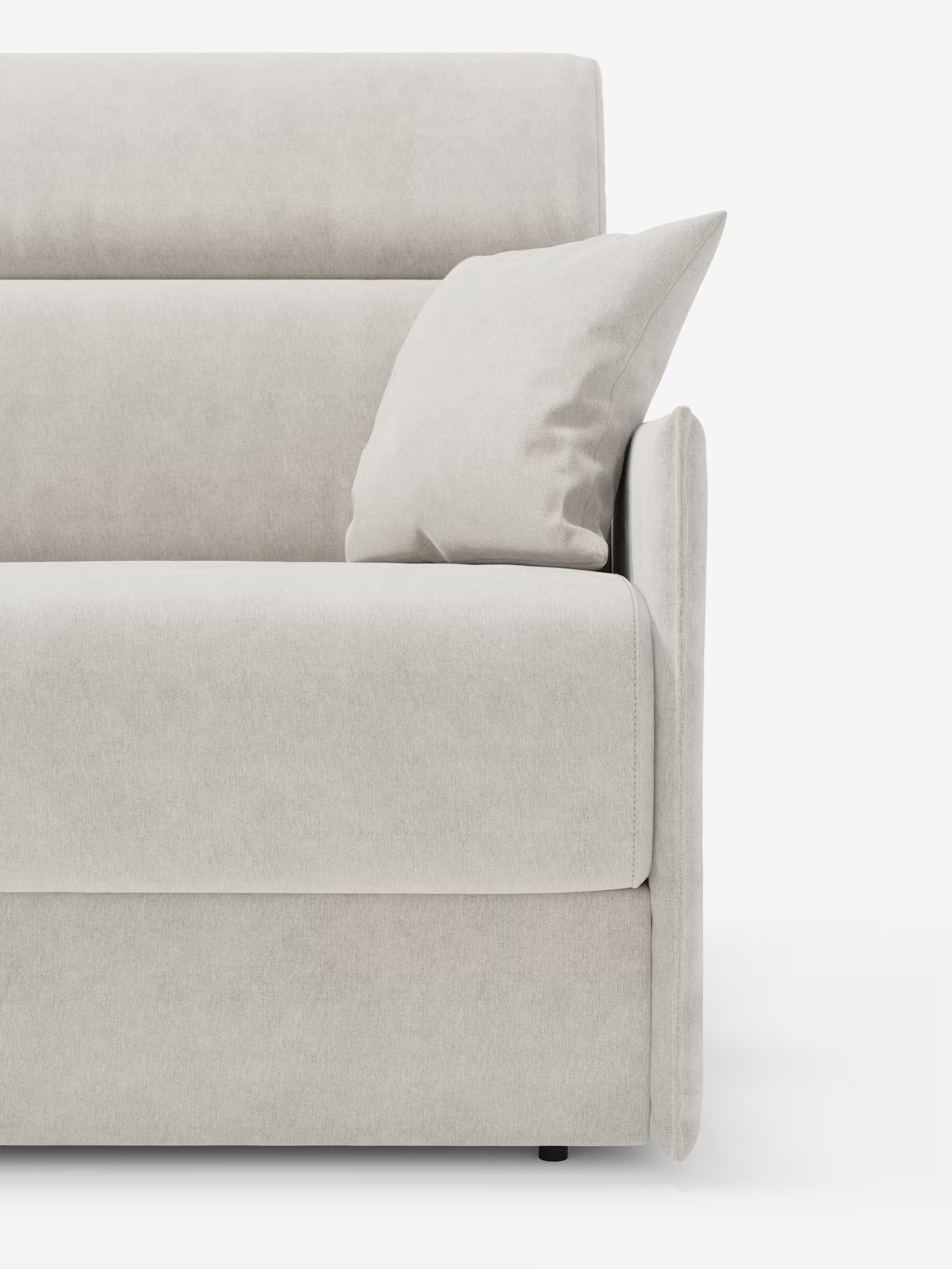 Un primo piano mette in risalto il bracciolo destro del divano letto Miryam con poggiatesta reclinabili e comfort maxi di Divani.Store, evidenziandone il design moderno in beige chiaro. Un cuscino quadrato coordinato è appoggiato al cuscino dello schienale. Su uno sfondo bianco a tinta unita, l’immagine mette in risalto le linee pulite e il morbido rivestimento smacchiabile T31 di questo divano letto compatto e contemporaneo.