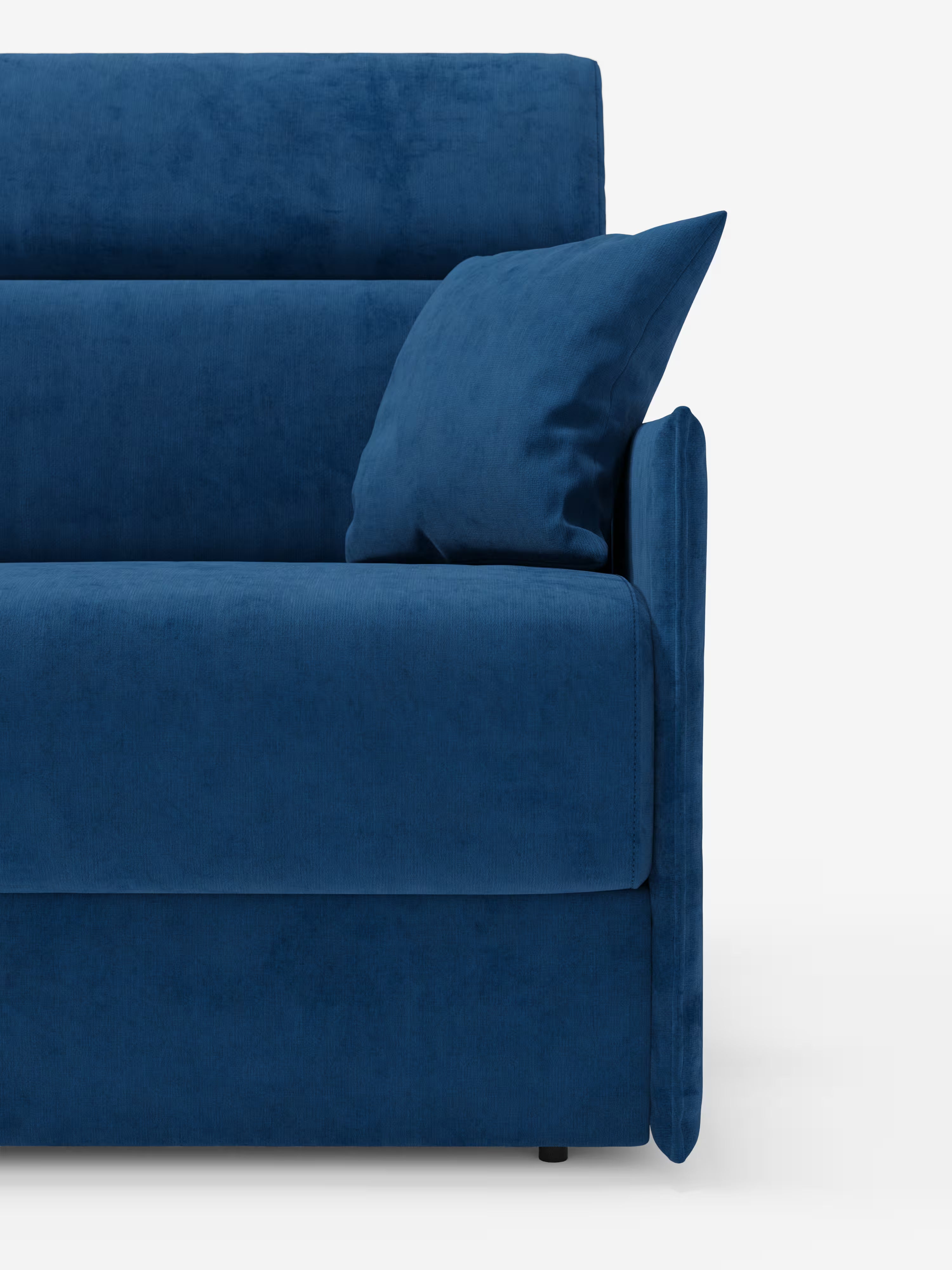 Primo piano del lato destro del divano letto Miryam con poggiatesta reclinabili e comfort maxi di Divani.Store, un moderno divano blu in morbido tessuto smacchiabile T31 dalle linee pulite, con schienale leggermente inclinato, braccioli squadrati e un cuscino coordinato e soffice su uno sfondo bianco a tinta unita: un perfetto esempio di stile minimal contemporaneo.