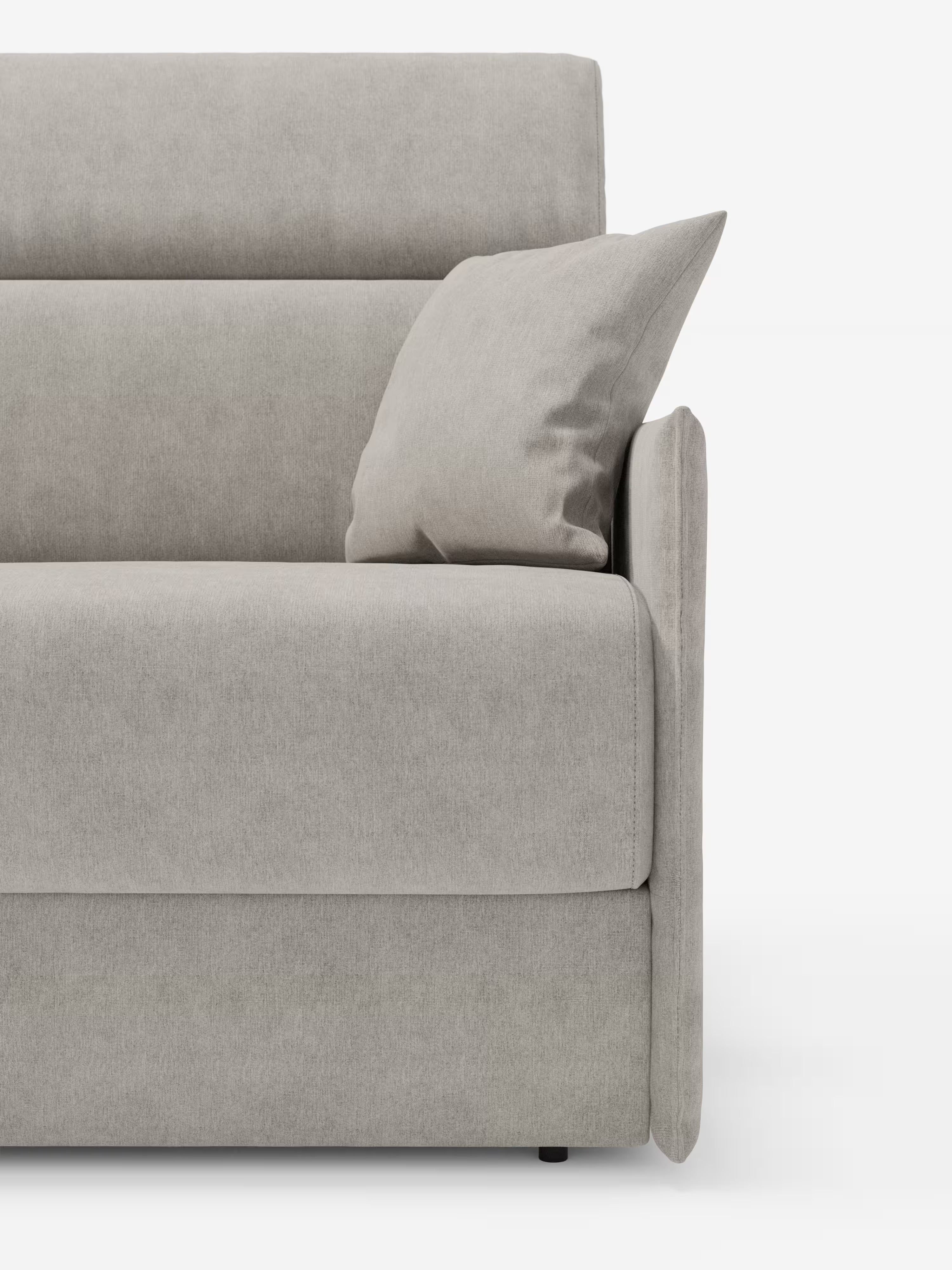 Un primo piano del lato destro del divano letto Miryam con poggiatesta reclinabili e comfort maxi di Divani.Store, un moderno divano grigio chiaro realizzato in morbido tessuto smacchiabile T31, dalle linee pulite e dal design compatto e minimalista in stile minimal contemporaneo, raffigurato con un unico cuscino coordinato su uno sfondo bianco a tinta unita.