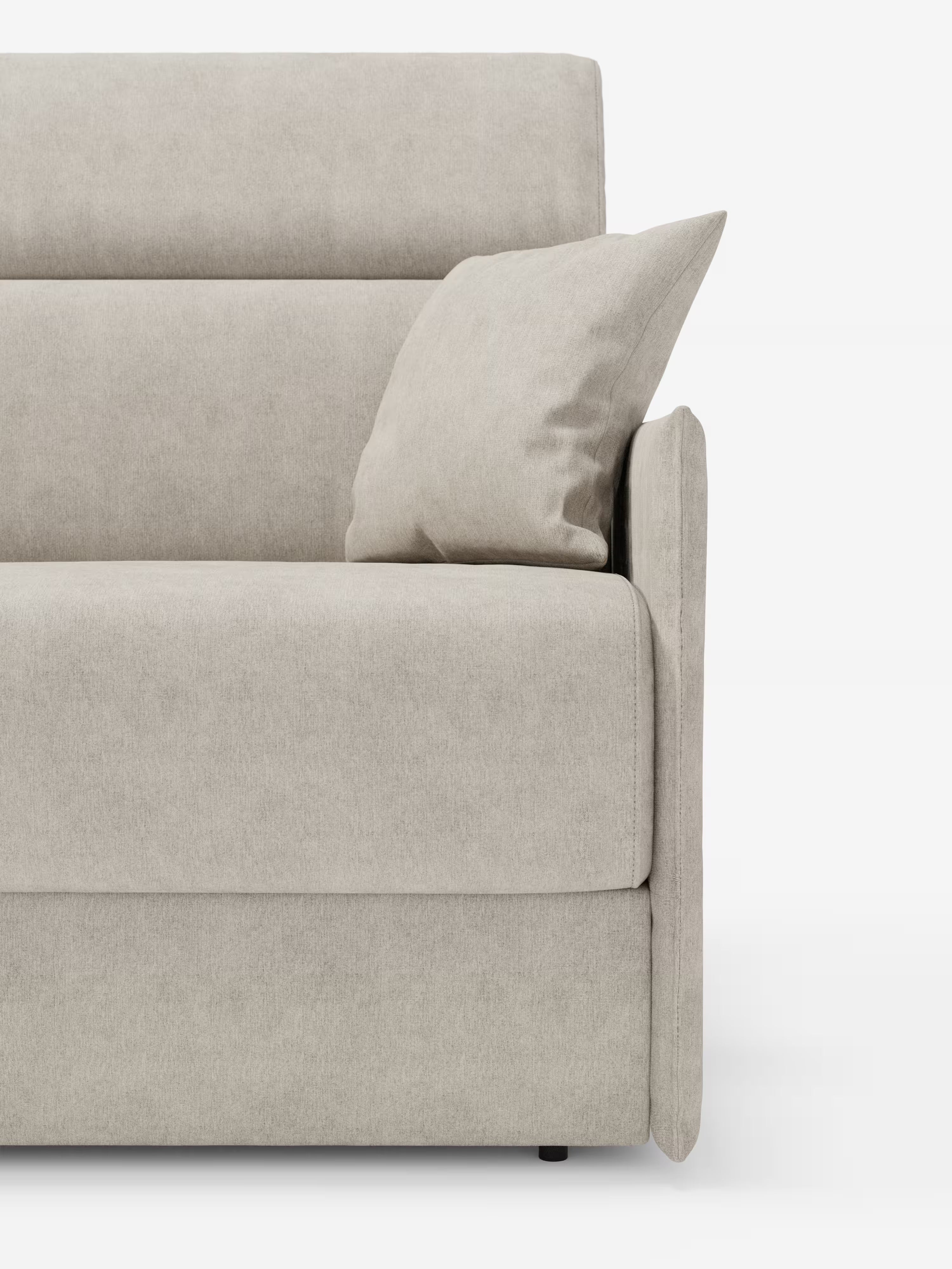 Un primo piano del divano letto Miryam con poggiatesta reclinabili e comfort maxi di Divani.Store, in beige chiaro, ne mette in risalto le linee pulite, con il bracciolo destro, la seduta e lo schienale. Un cuscino quadrato abbinato è appoggiato al bracciolo. Lo sfondo bianco a tinta unita mette in risalto il morbido tessuto smacchiabile T31 e lo stile minimalista e contemporaneo di questo modello compatto.