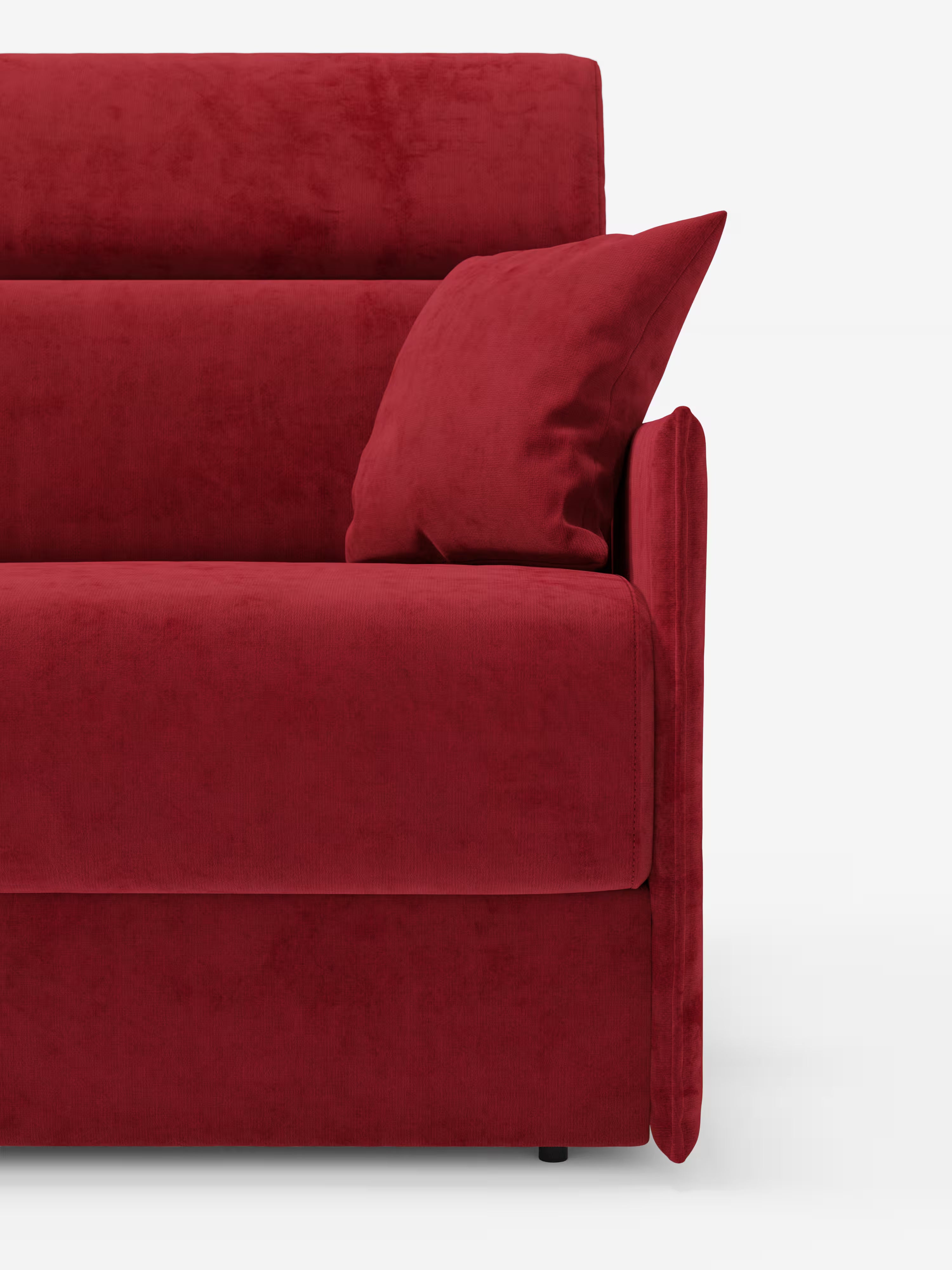 Primo piano del lato destro del divano letto Miryam di Divani.Store, caratterizzato da un design contemporaneo e compatto, rivestito in morbido tessuto rosso T31 resistente alle macchie. L'immagine mette in risalto il bracciolo, la seduta, lo schienale con poggiatesta reclinabili per il massimo comfort e un cuscino decorativo rosso abbinato, il tutto su uno sfondo bianco a tinta unita.