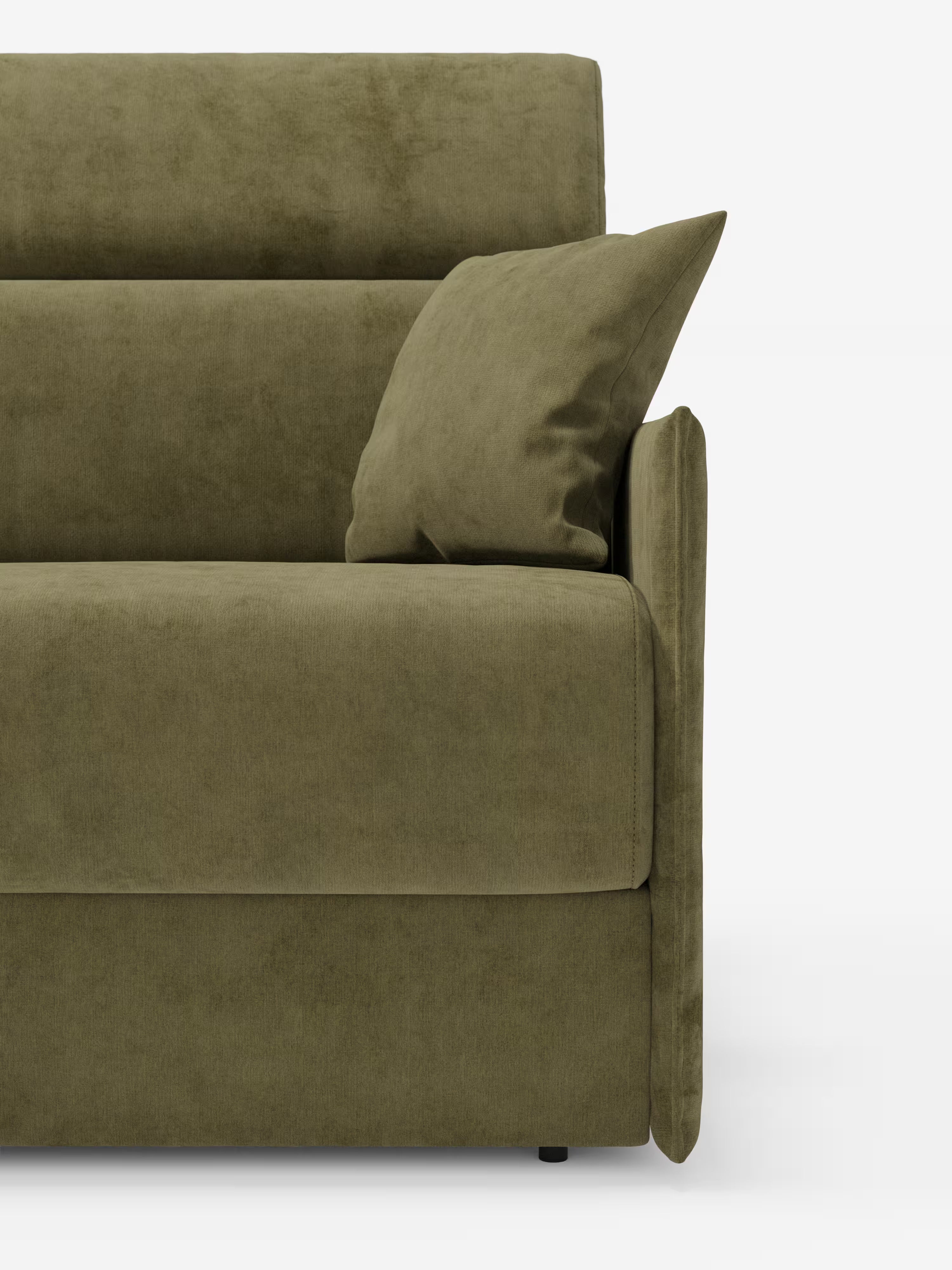 Primo piano del divano letto Miryam con poggiatesta reclinabili e comfort maxi di Divani.Store, rivestito in morbido tessuto T31 resistente alle macchie, color verde oliva. L'immagine mette in risalto il bracciolo destro, un cuscino coordinato e parte dello schienale. Il suo design compatto e le linee pulite incarnano un autentico stile minimal contemporaneo, il tutto su uno sfondo bianco a tinta unita.