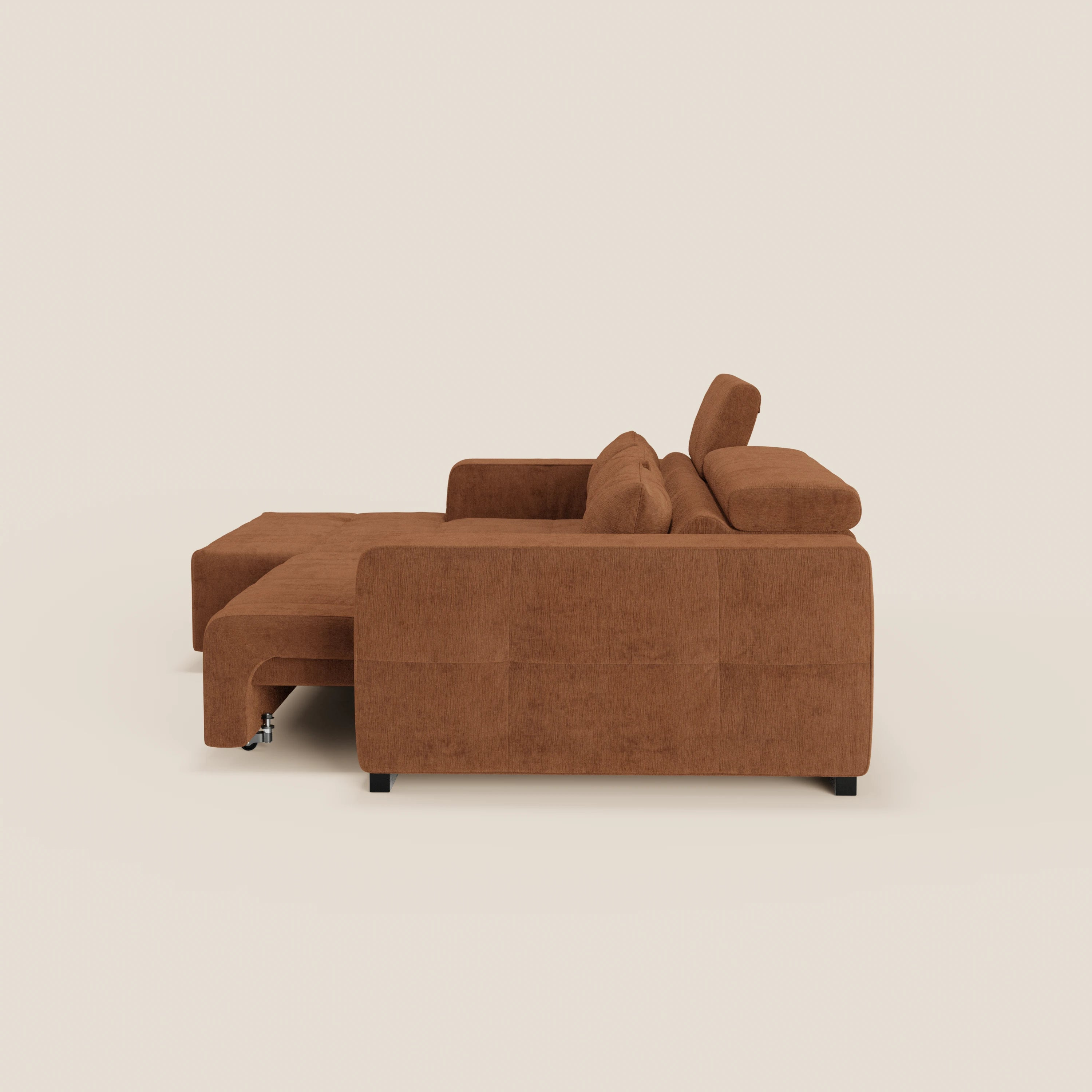 Il Monarch Divano angolare con penisola e Relax Elettrico 299 cm SINISTRO di Divani.Store, presentato in tessuto antimacchia ruggine T31, è caratterizzato da cuscini in tessuto, chaise lounge sinistra, poggiatesta reclinabili e gambe nere per uno stile elegante e contemporaneo.