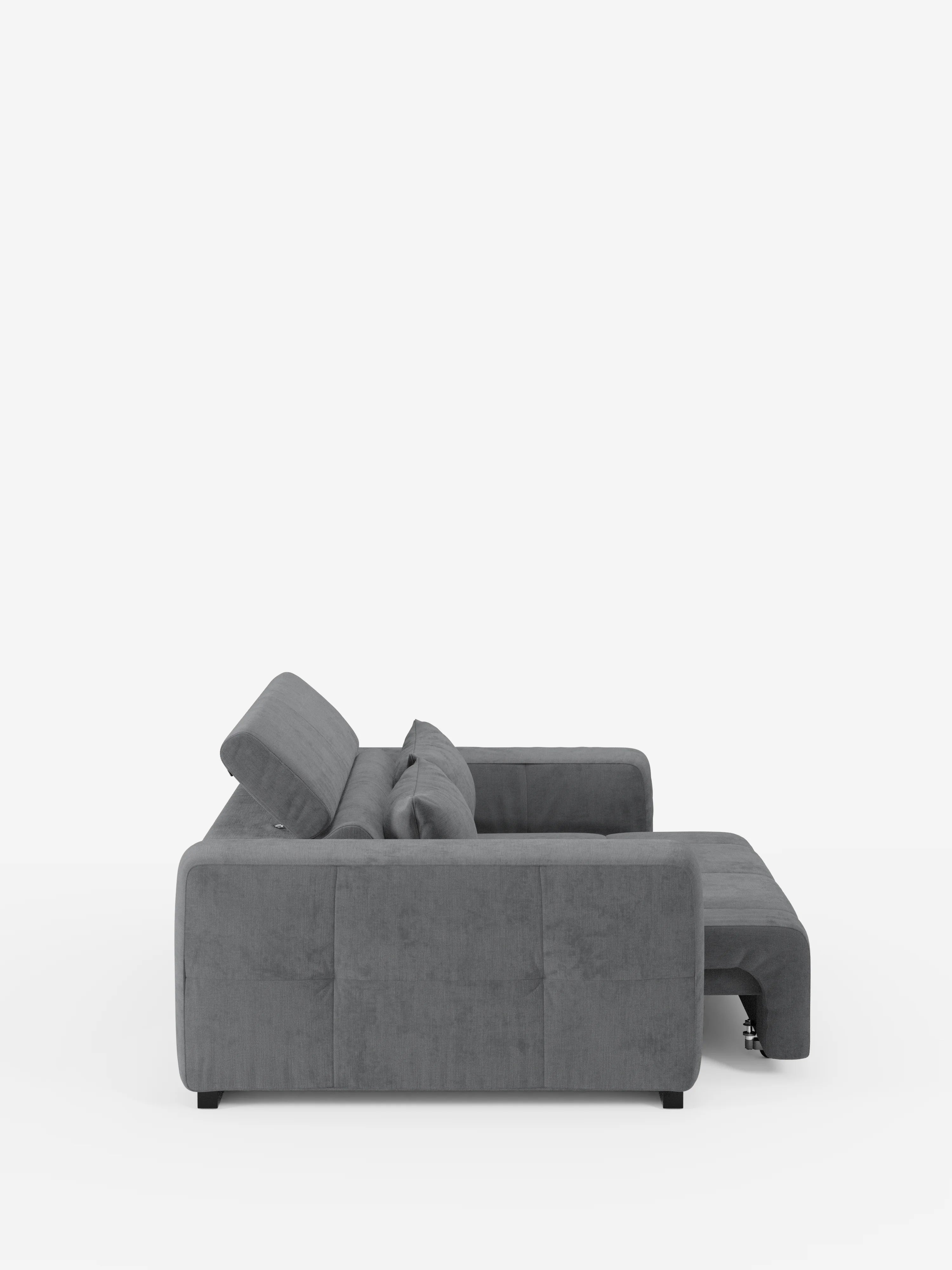 Un moderno divano Monarch grigio con funzione relax elettrica per l’allungamento delle sedute e poggiatesta reclinabile di Divani.Store è raffigurato di profilo su uno sfondo bianco. Questo divano contemporaneo è caratterizzato da morbidi cuscini, ampi braccioli e una chaise longue sul lato destro. Il suo design minimalista e il rivestimento in tessuto T31, morbido e resistente alle macchie, conferiscono al divano un aspetto pulito e sofisticato.
