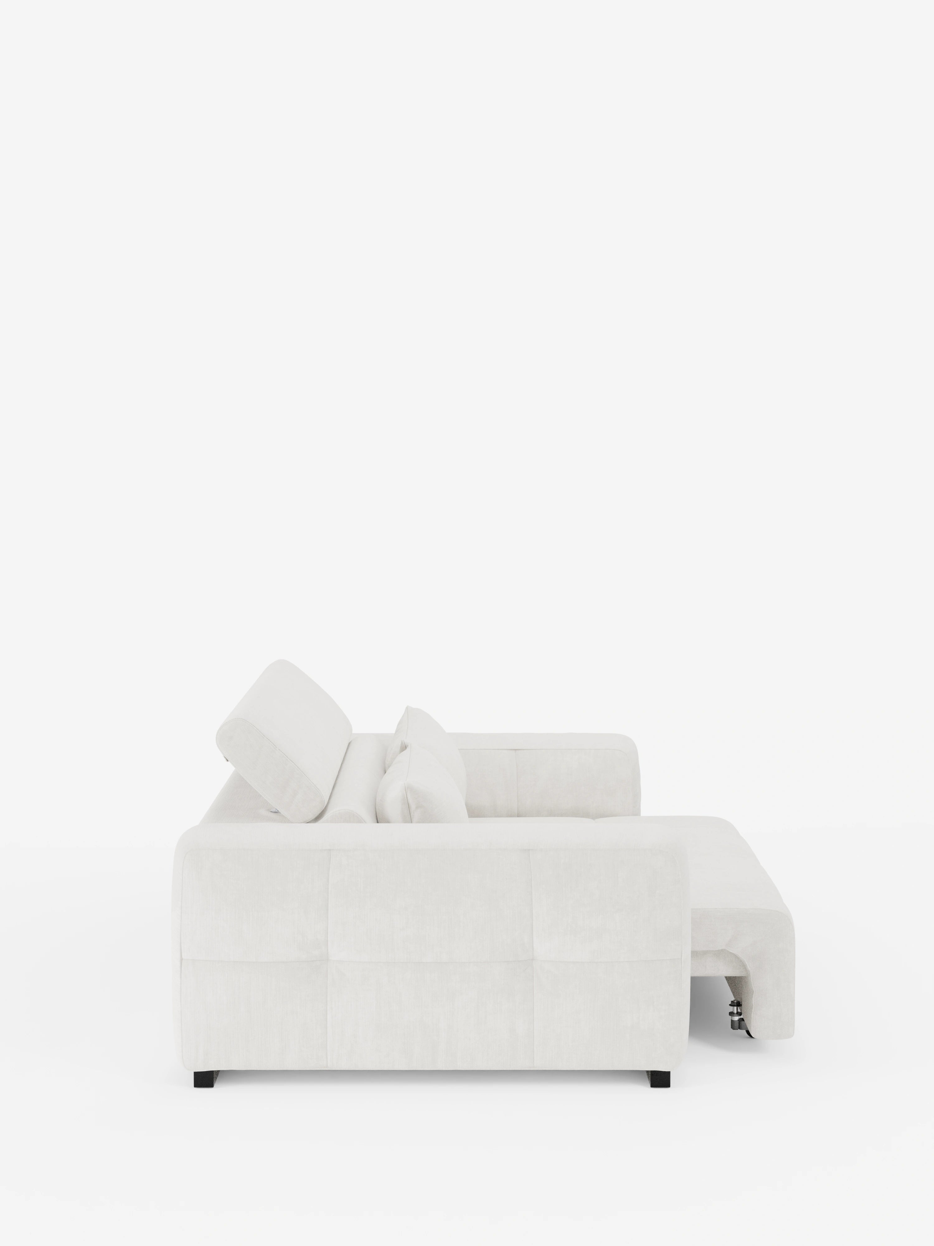 Il divano Monarch con funzione relax elettrica per l’allungamento delle sedute e poggiatesta reclinabile di Divani.Store è un divano moderno color beige chiaro, ripreso di profilo su uno sfondo bianco a tinta unita. Rivestito in morbido tessuto T31 di facile pulizia, questo divano dal design contemporaneo è dotato di poggiatesta regolabili e di una sezione che si estende verso l’esterno come una chaise longue; il divano poggia su brevi piedini neri.