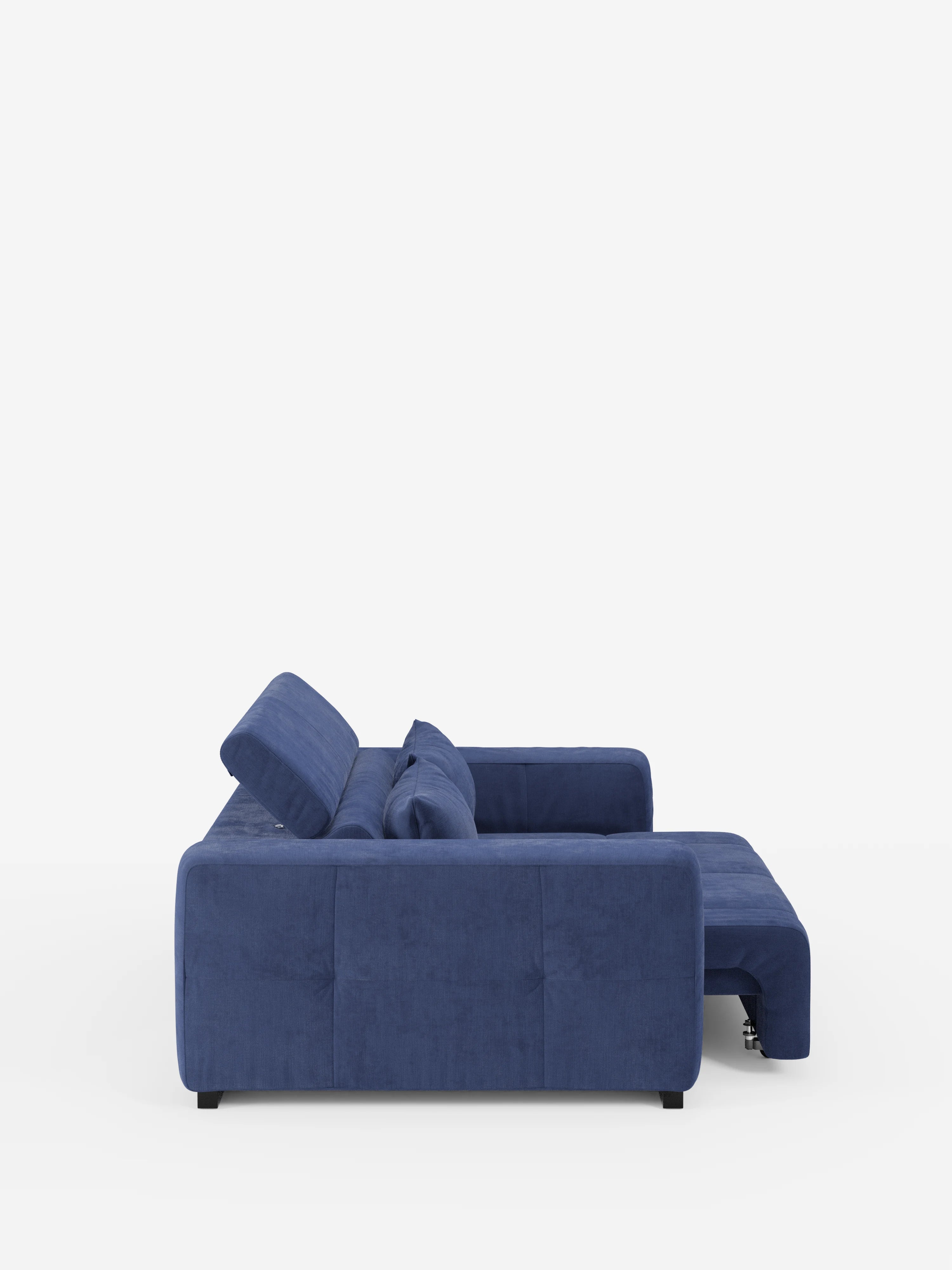 Il divano Monarch con funzione relax elettrica per l’allungamento delle sedute e poggiatesta reclinabile in morbido tessuto smacchiabile T31 di Divani.Store è un divano moderno di colore blu dotato di poggiatesta regolabile, chaise longue sul lato destro e morbidi cuscini. Questo divano moderno poggia su gambe corte nere e presenta un design minimalista su uno sfondo bianco a tinta unita.