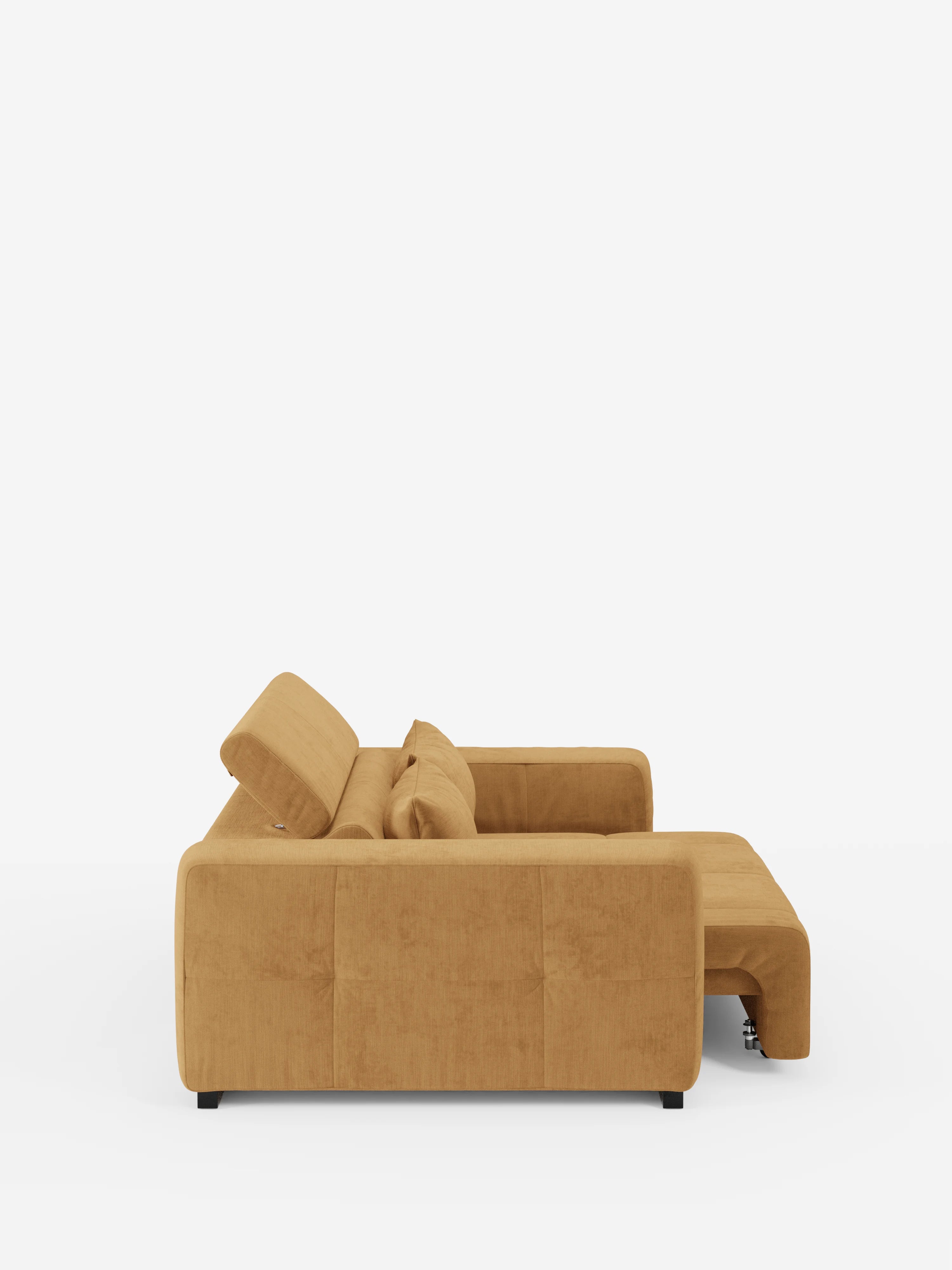 Vista laterale del divano Monarch Divano con Relax Elettrico di Divani.Store, rivestito in tessuto T31 smacchiabile color giallo senape. Questo divano componibile in stile contemporaneo presenta braccioli squadrati, cuscini dello schienale angolati con poggiatesta reclinabili regolabili e gambe corte nere. La chaise longue si estende verso destra, formando una forma a L su uno sfondo bianco a tinta unita.