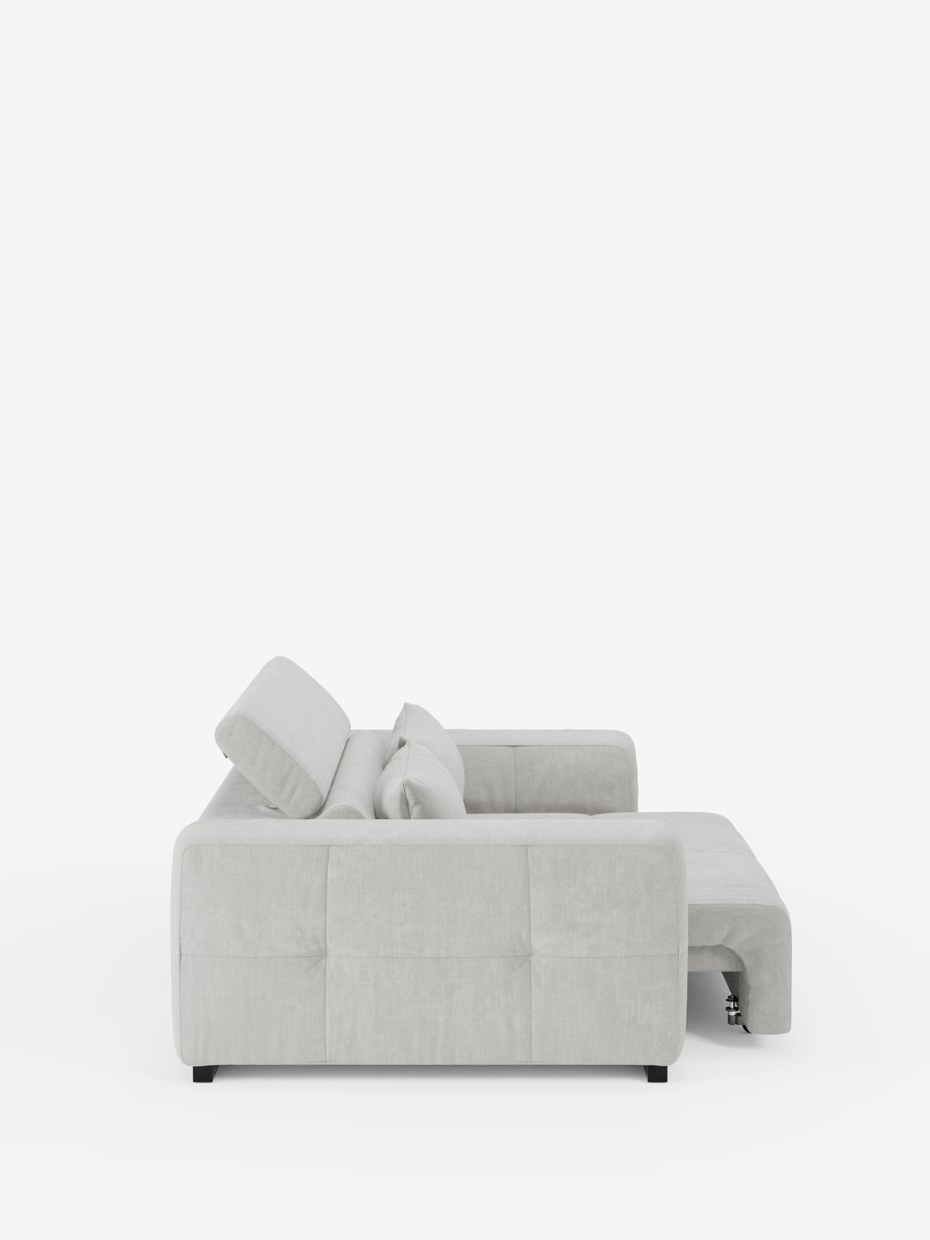 Vista laterale del divano Monarch Divano con Relax Elettrico per l'allungamento delle sedute e poggiatesta reclinabile, in morbido tessuto smacchiabile, modello T31 di Divani.Store, qui presentato in un design moderno color grigio chiaro con rivestimento capitonné. La chaise longue si estende in avanti, mentre il bracciolo squadrato e i cuscini dello schienale angolati sono chiaramente visibili. Questo divano capitonné poggia su bassi piedini neri su uno sfondo bianco a tinta unita.