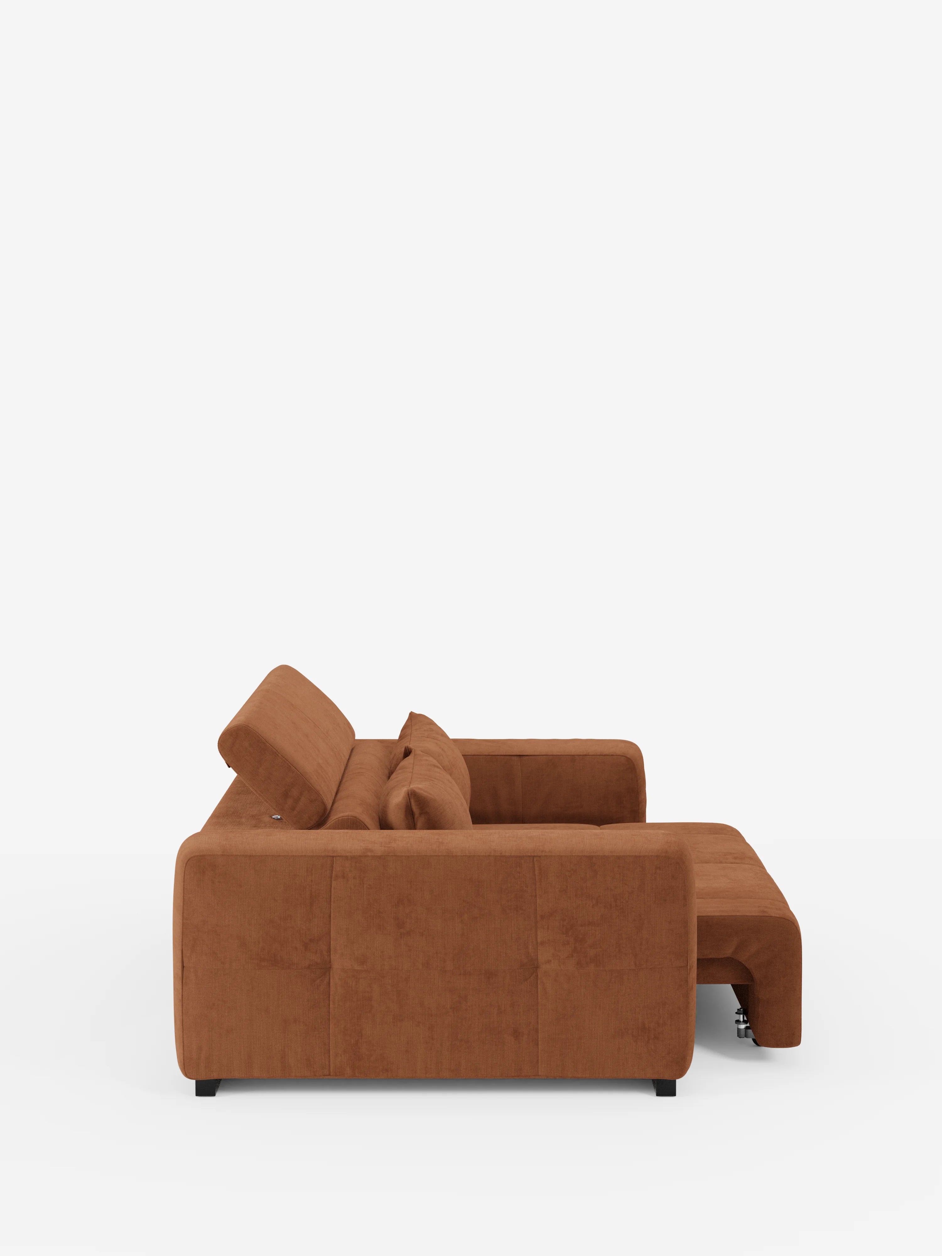 Vista laterale del divano Monarch con relax elettrico per l’allungamento delle sedute e poggiatesta reclinabile di Divani.Store, rivestito in tessuto T31 color ruggine, morbido e resistente alle macchie. Questo divano contemporaneo presenta morbidi cuscini rettangolari e uno schienale basso, con una sezione chaise longue estesa. Il suo design include un poggiatesta reclinabile regolabile per un maggiore comfort e poggia su piccoli piedini rettangolari neri su uno sfondo bianco a tinta unita.
