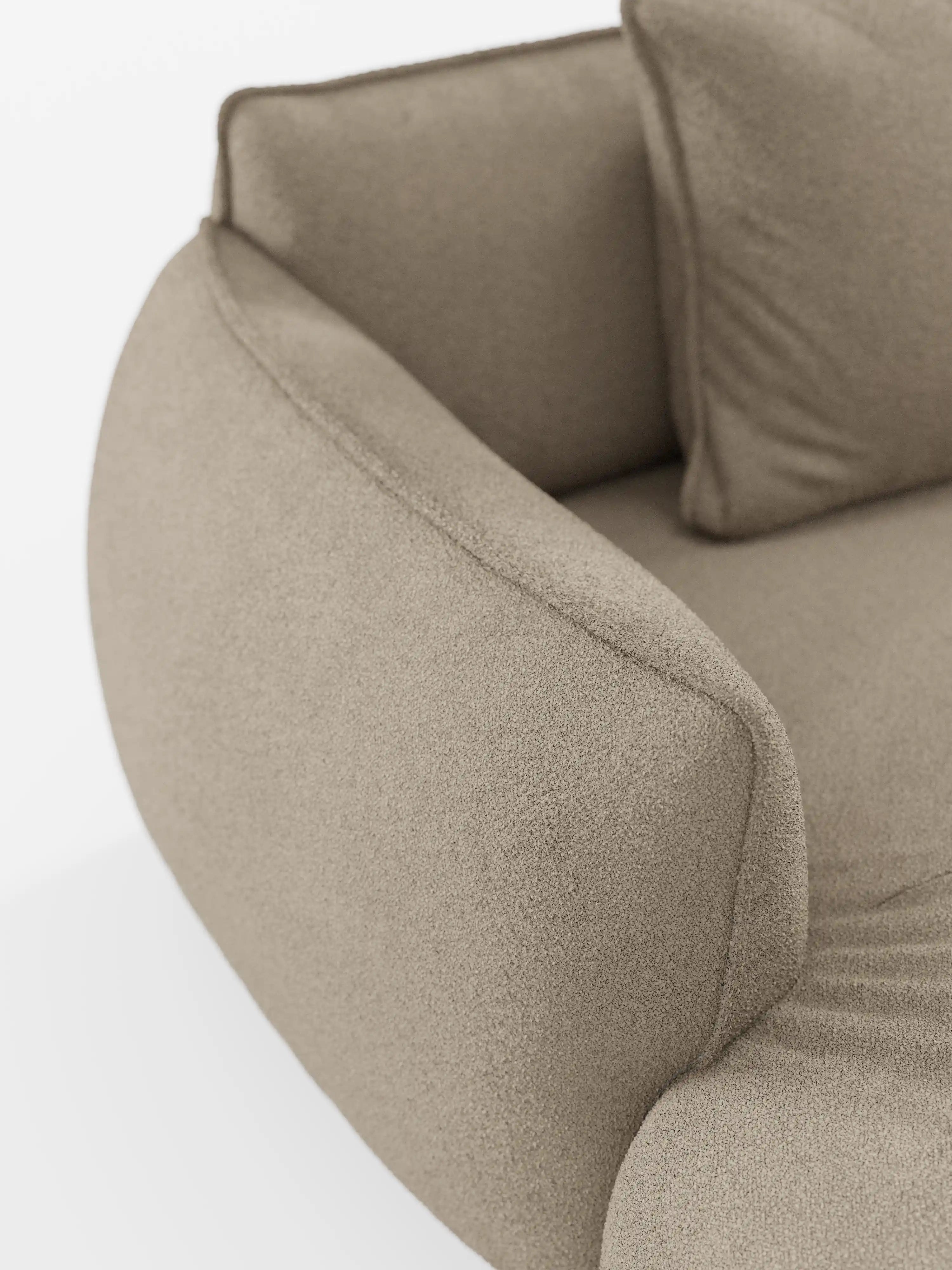Primo piano del divano angolare panoramico componibile Nimbus con penisola e angolo in tessuto smacchiabile T33 di Divani.Store, caratterizzato da una moderna imbottitura beige con bracciolo ricurvo e cuscino decorativo abbinato. Il tessuto morbido e testurizzato conferisce un aspetto accogliente e invitante, che richiama lo stile di un divano modulare contemporaneo e di facile pulizia. Su uno sfondo bianco, il design e i dettagli di questo elegante complemento d’arredo risaltano magnificamente.