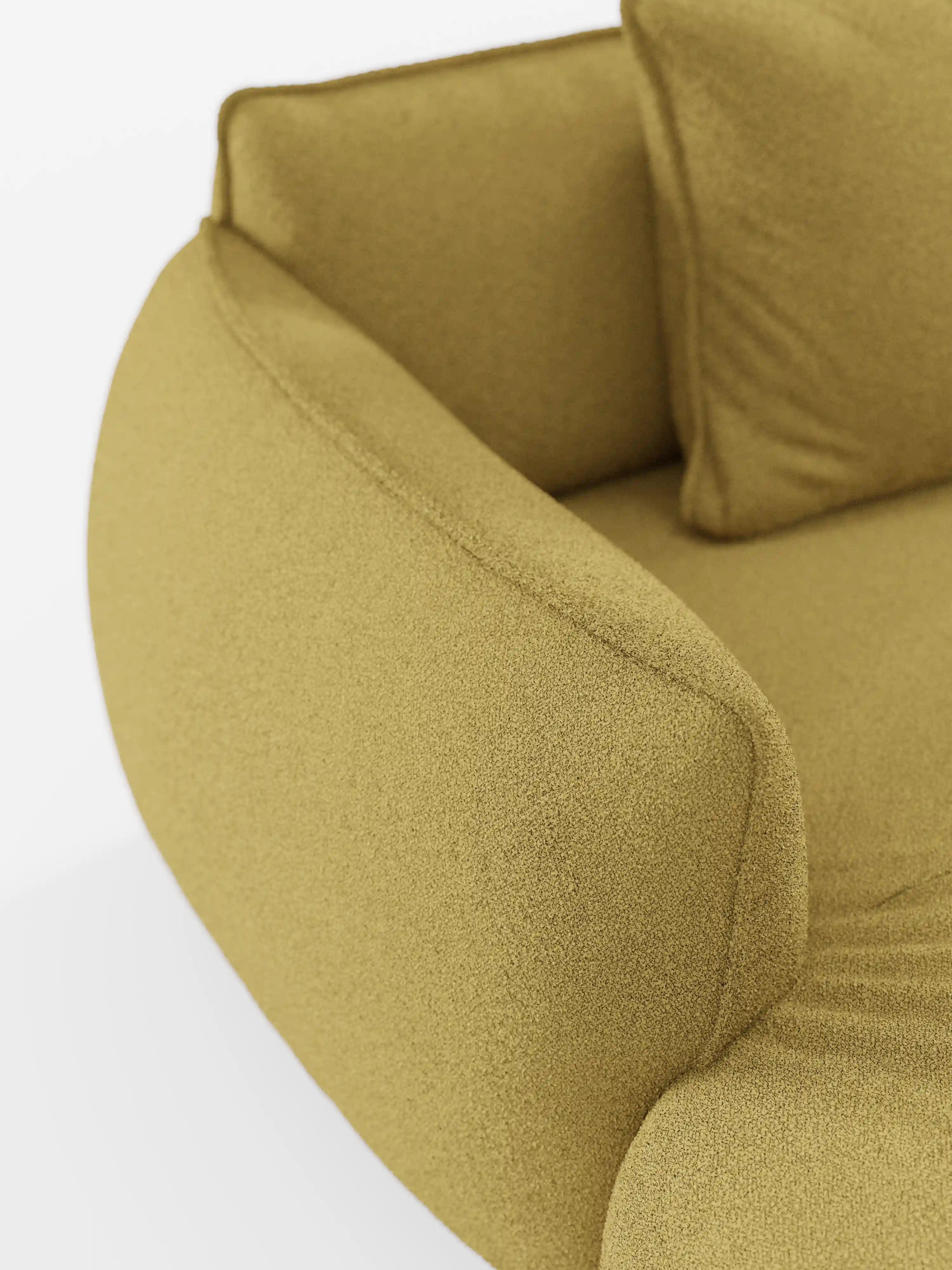 Primo piano del divano angolare panoramico componibile Nimbus con penisola e angolo in tessuto smacchiabile T33 di Divani.Store, caratterizzato da moderni bordi arrotondati, braccioli spessi e rivestimento testurizzato color giallo senape. Caratterizzato dall’attenzione artigianale ai dettagli tipica del design italiano, questo modello include un cuscino quadrato coordinato posizionato sulla seduta su uno sfondo bianco a tinta unita.