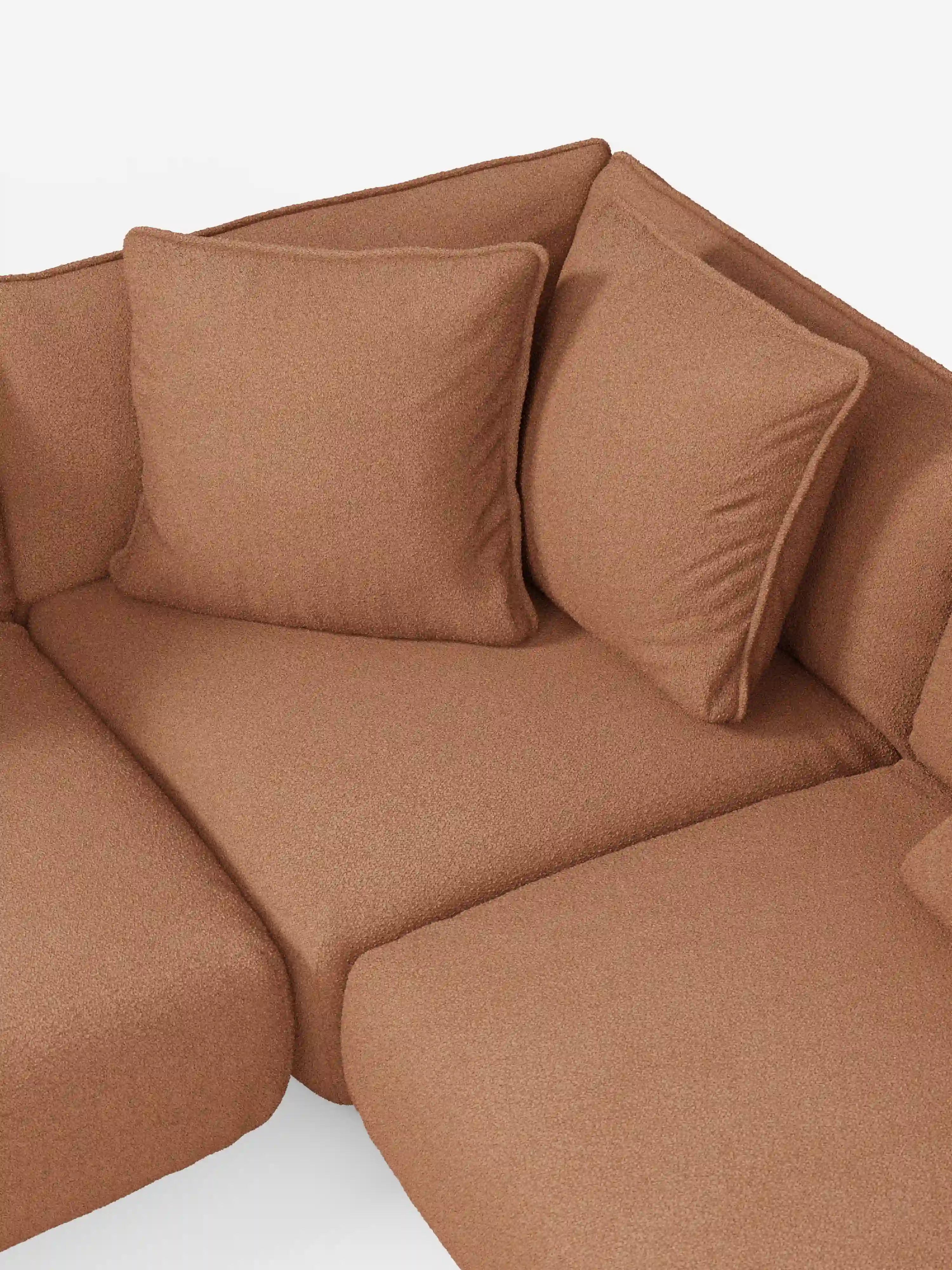 Un divano angolare panoramico componibile Nimbus marrone a forma di L con penisola e angolo, rivestito in tessuto smacchiabile T33, disponibile su Divani.Store, dotato di due grandi cuscini quadrati coordinati. Ripreso dall’alto su uno sfondo bianco, il rivestimento presenta una trama in rilievo e i cuscini di seduta sono morbidi, creando un aspetto accogliente e invitante.