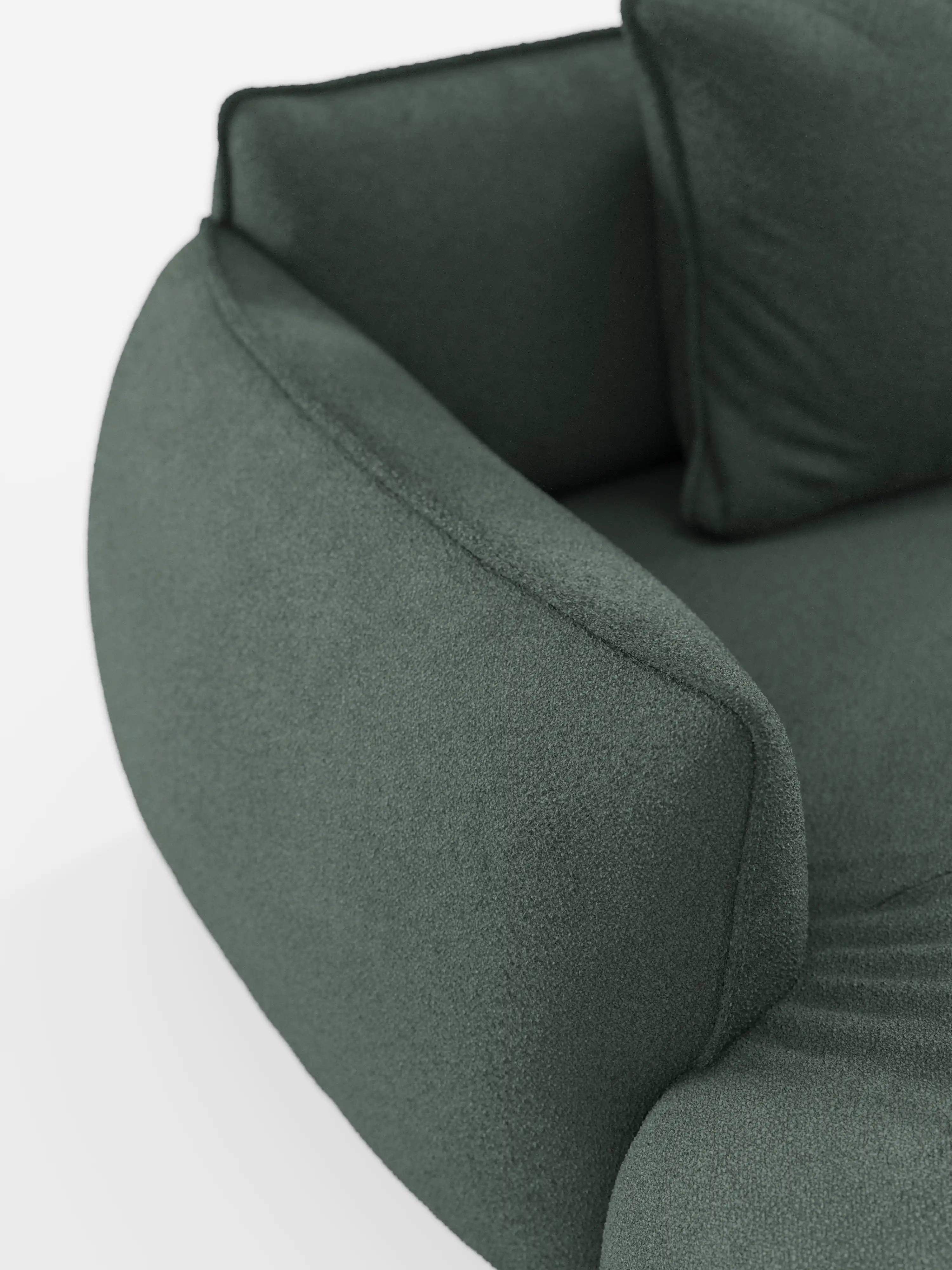 Primo piano del divano angolare panoramico componibile Nimbus con penisola e angolo in tessuto antimacchia T33 di Divani.Store. Questo moderno divano italiano di colore verde scuro presenta braccioli arrotondati e un cuscino abbinato, realizzati in morbido tessuto antimacchia dalla trama particolare. È ripreso su uno sfondo bianco a tinta unita che mette in risalto la forma elegante e i dettagli del divano.
