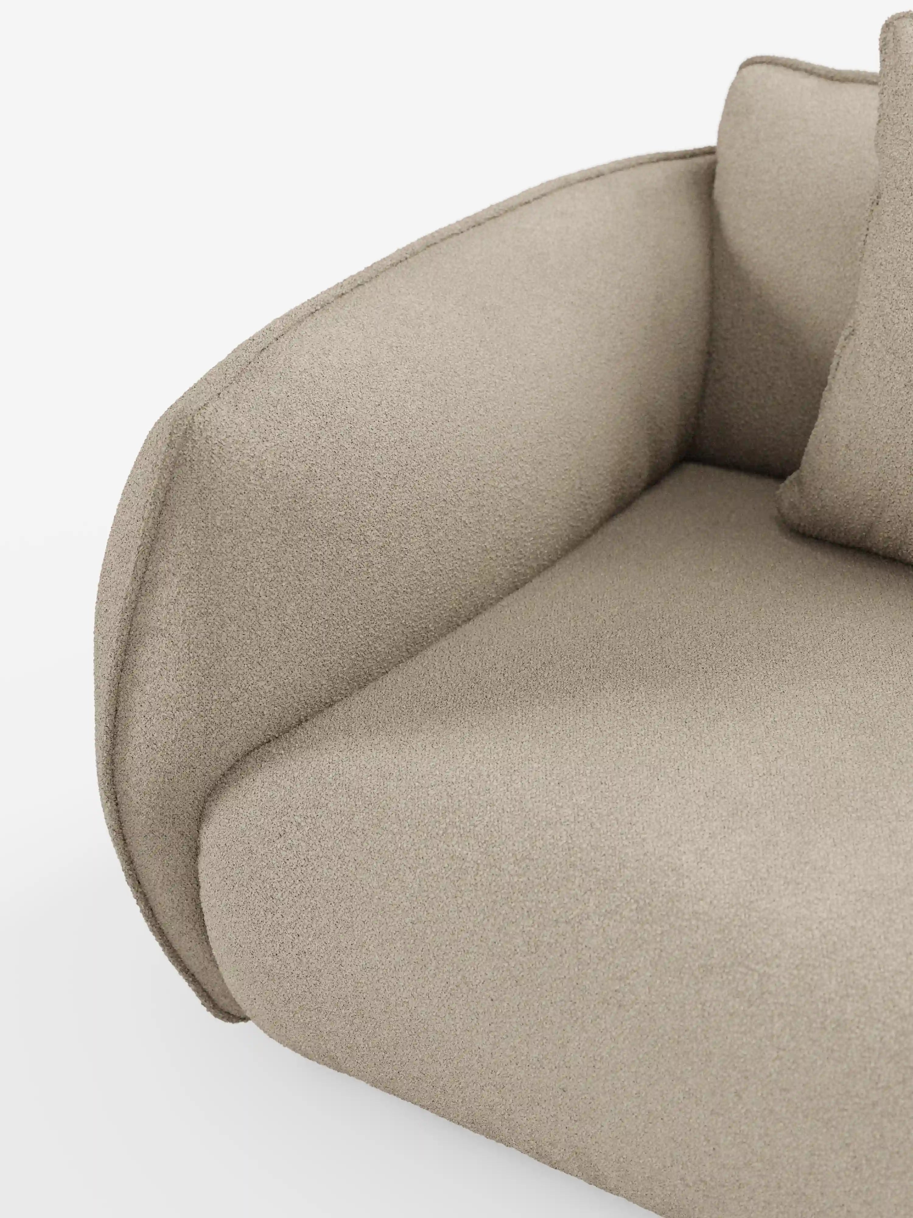 Primo piano del divano angolare con penisola componibile Nimbus in morbido tessuto effetto cotone smacchiabile T33 di Divani.Store. L’immagine mette in risalto il bracciolo, la seduta e parte del cuscino dello schienale, sottolineando il rivestimento morbido e testurizzato effetto cotone e i bordi lisci e arrotondati. Questo divano componibile sfoggia uno stile contemporaneo e un comfort versatile su uno sfondo bianco a tinta unita.