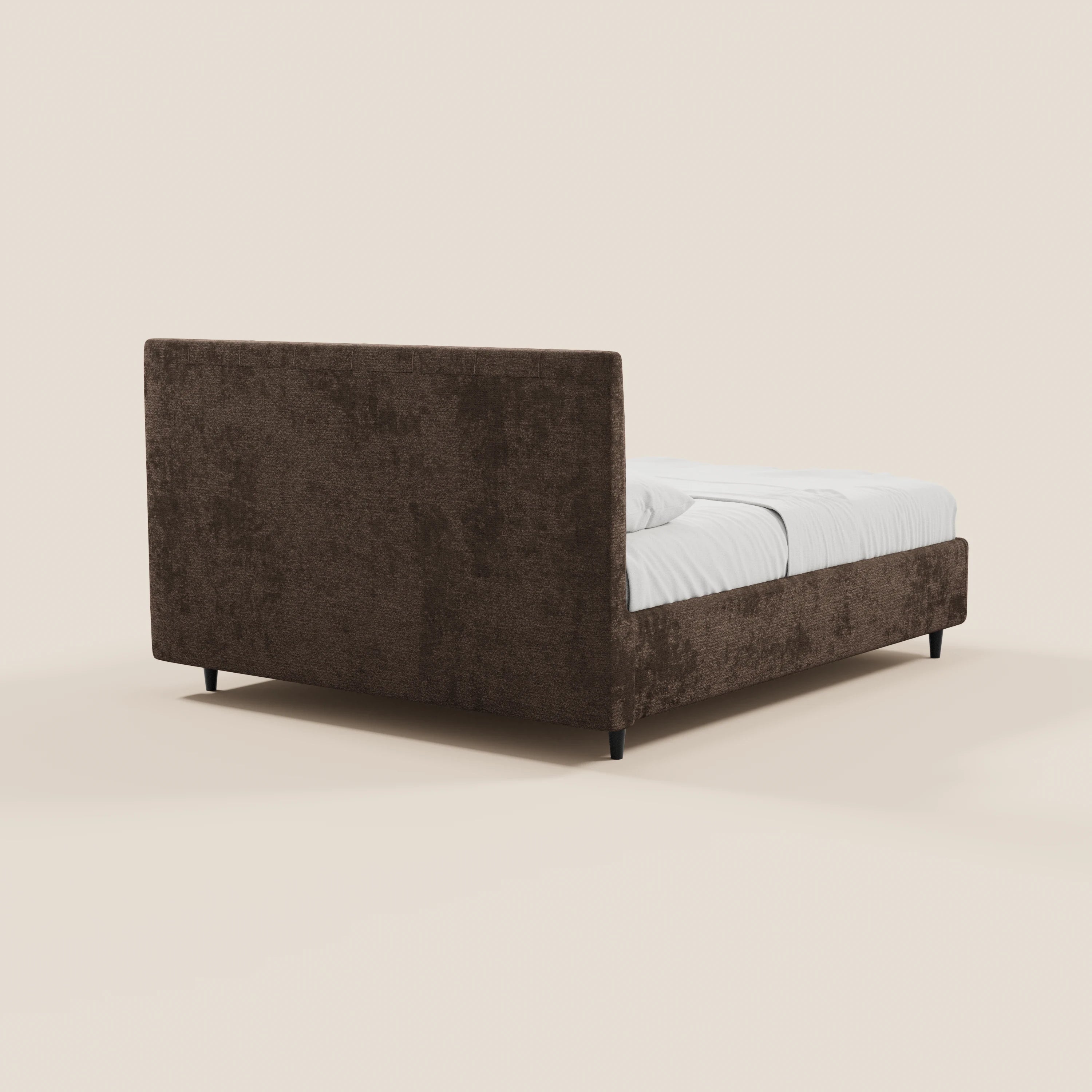 Il letto imbottito con contenitore ONYX di Letti.store presenta una testiera alta e verticale in tessuto Oeko-Tex®, materasso e biancheria da letto bianchi e piccole gambe nere. Il suo design moderno risalta su uno sfondo chiaro e sobrio.
