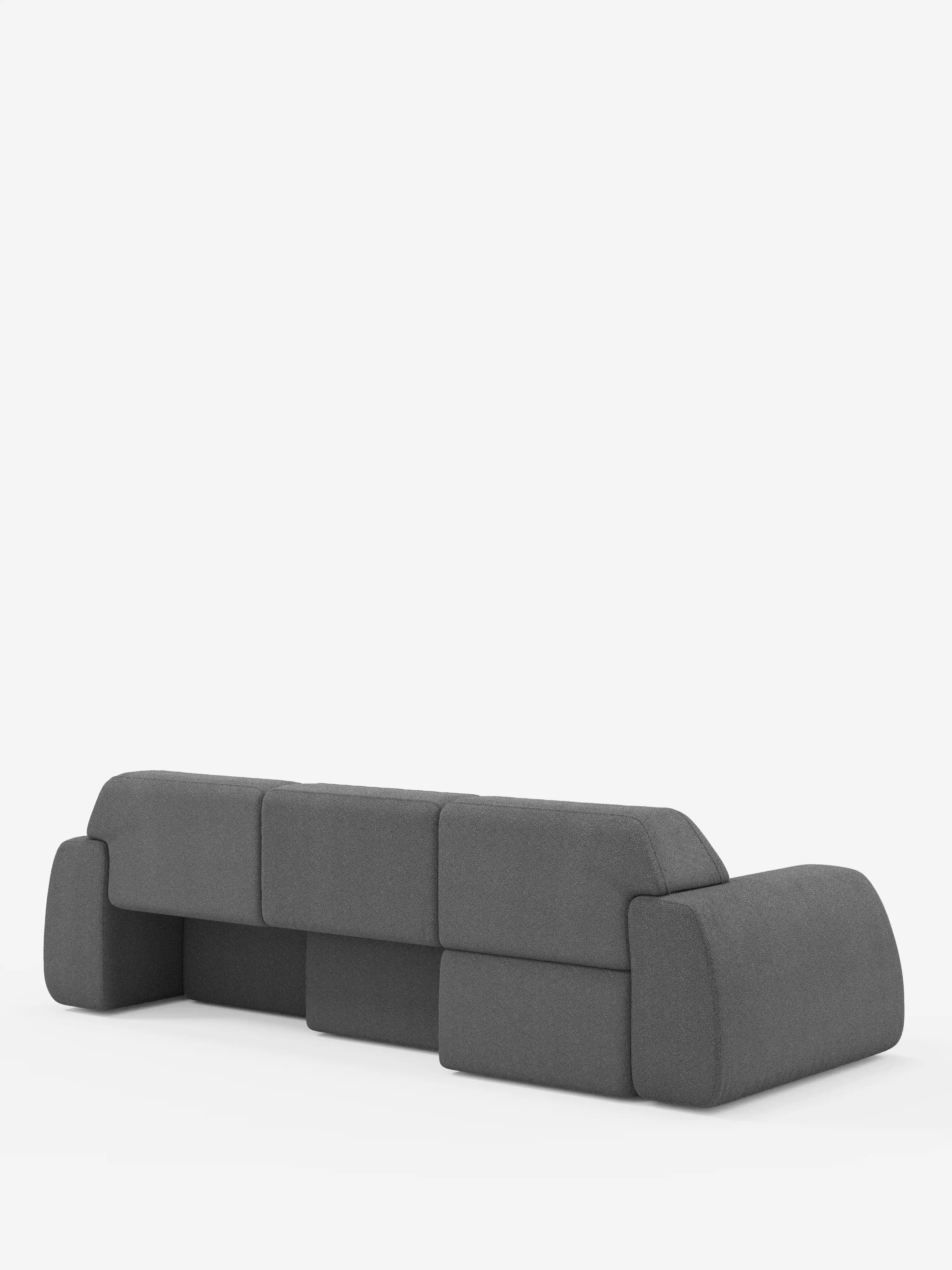 Il divano Orbit con 3 sedute scorrevoli e allungabili in tessuto effetto cotone smacchiabile T33 di Divani.Store è presentato in una moderna finitura grigio scuro su uno sfondo bianco a tinta unita. La vista posteriore mette in risalto il suo profilo basso e massiccio, la superficie imbottita liscia e le tre sezioni di seduta indipendenti scorrevoli ed estensibili con braccioli arrotondati per un comfort personalizzato.