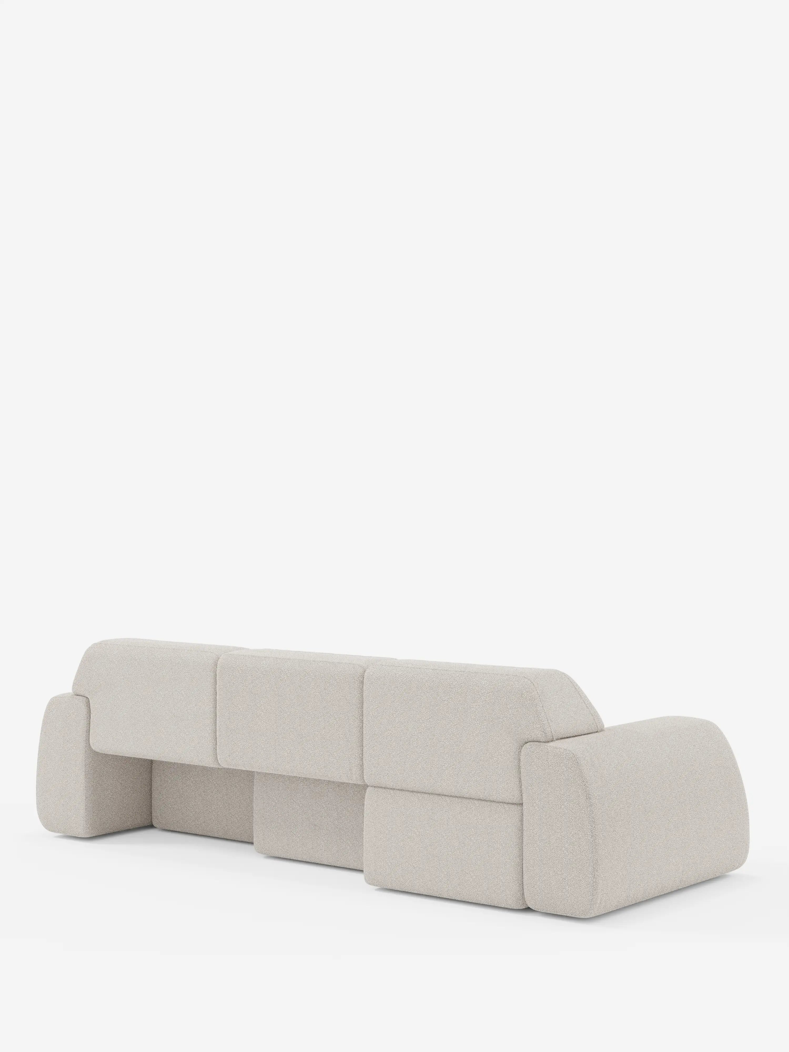 Un moderno divano Orbit con 3 sedute scorrevoli e allungabili di Divani.Store, rivestito in tessuto T33 effetto cotone beige chiaro e resistente alle macchie. Caratterizzato da braccioli bassi e larghi e da un design squadrato e geometrico, visibile dal retro su uno sfondo bianco a tinta unita, il suo rivestimento dalla texture morbida è completamente sfoderabile e incarna uno stile minimalista.