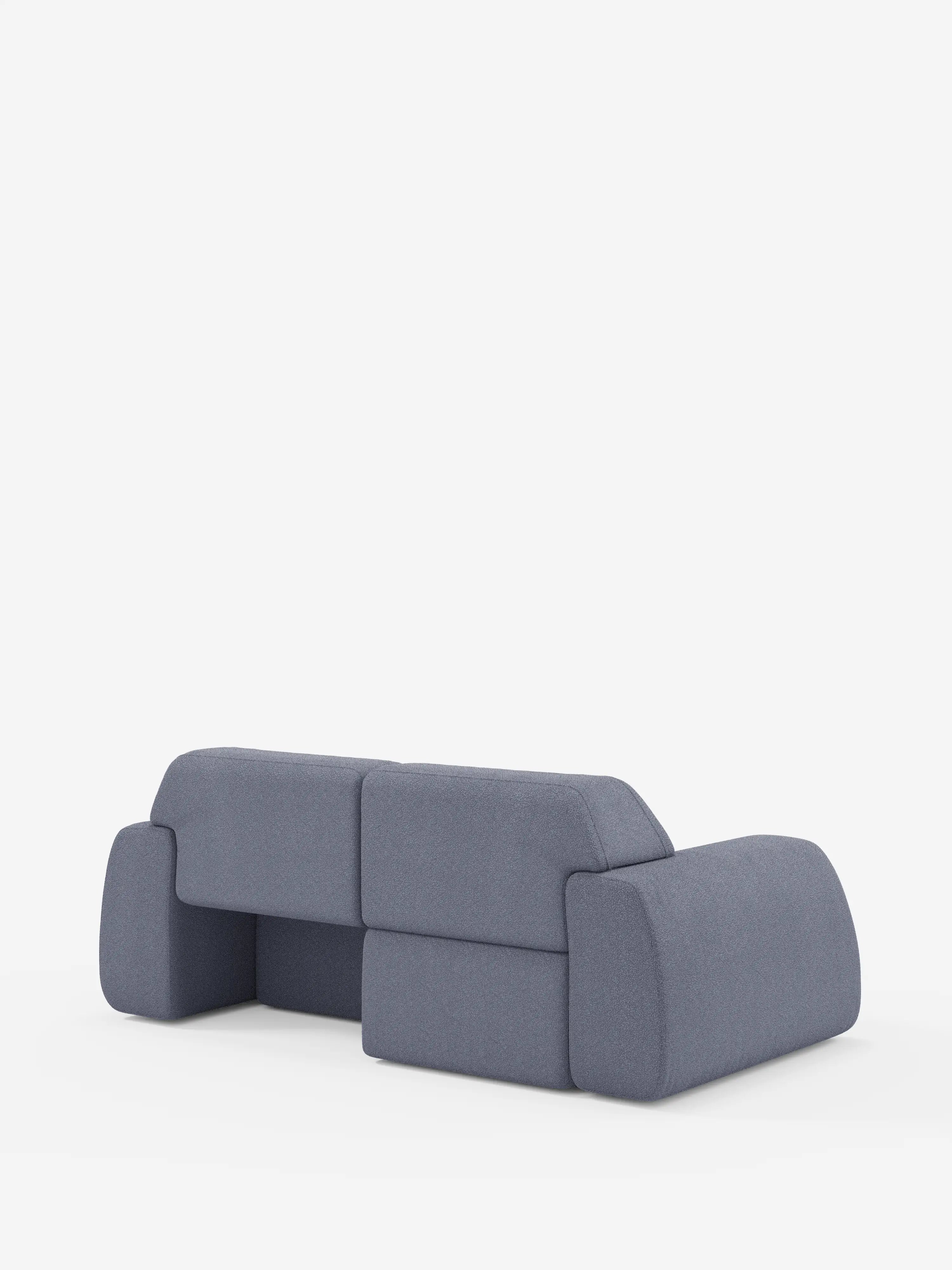 Certamente! Ecco una versione riscritta della frase utilizzando i dati del prodotto forniti: Un divano moderno a 3 posti Orbit di colore grigio e dal profilo ribassato di Divani.Store, caratterizzato da morbidi cuscini voluminosi e da una silhouette scultorea che ricorda un blocco. Su uno sfondo bianco a tinta unita, questo divano moderno completamente sfoderabile, realizzato in tessuto T33 effetto cotone antimacchia, presenta tre sezioni di seduta dai bordi arrotondati, senza gambe né braccioli a vista.