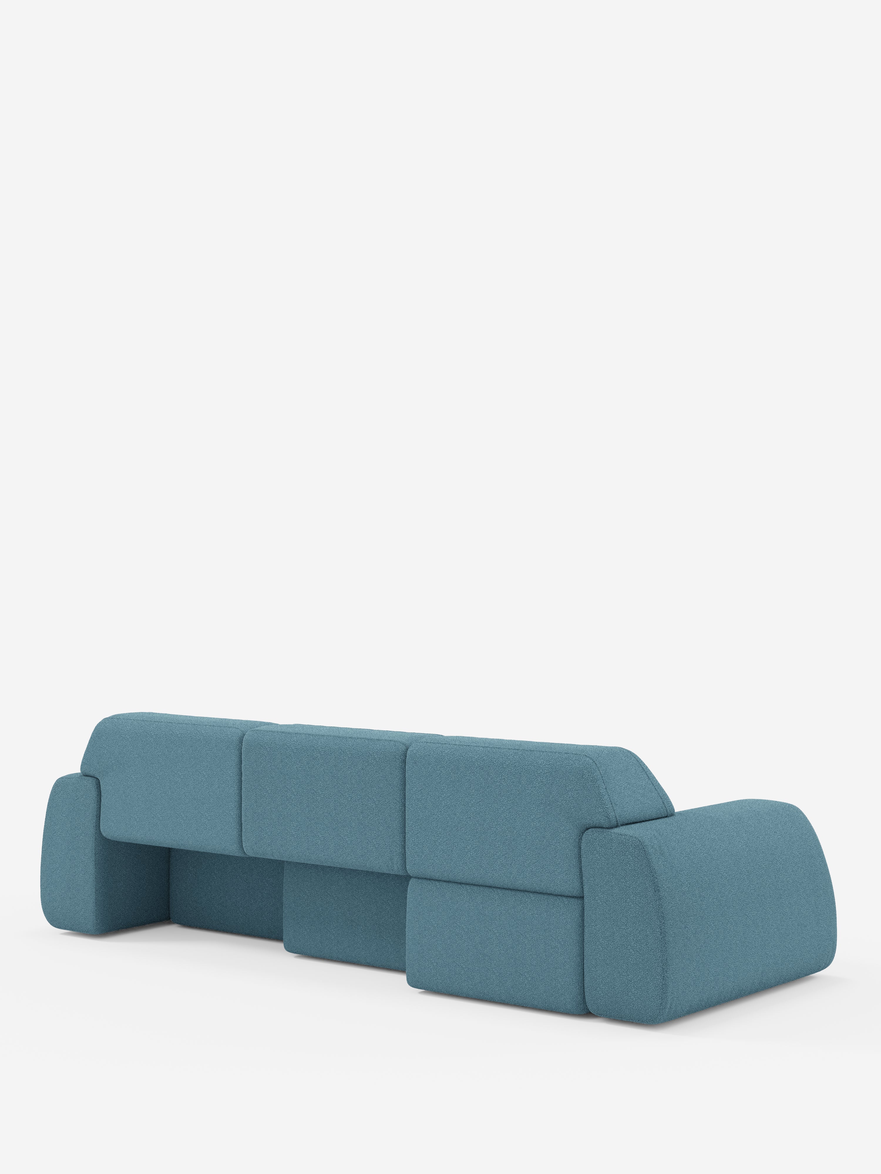 Un divano angolare Orbit blu in stile contemporaneo, con penisola reversibile e tutte le sedute allungabili, rivestito in tessuto smacchiabile effetto cotone T33 di Divani.Store, caratterizzato da cuscini e braccioli arrotondati e squadrati, è raffigurato di retro su uno sfondo bianco a tinta unita. Il design minimalista presenta bordi lisci e curvi, senza gambe visibili né dettagli decorativi.